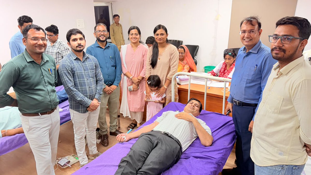 iecnhmpali's tweet photo. 🚨 रक्तदान बना मातृ सुरक्षा की उम्मीद ❤️
पाली में आयोजित स्वैच्छिक रक्तदान शिविर में 81 यूनिट रक्त संग्रहित हुआ, जो एचआरपी गर्भवती महिलाओं सहित जरूरतमंद मरीजों के लिए जीवनदायी साबित होगा।
#BloodDonation #HRP #MaternalHealth #Pali #NHMRajasthan #SaveLives https://t.co/5wO2wBEtfx