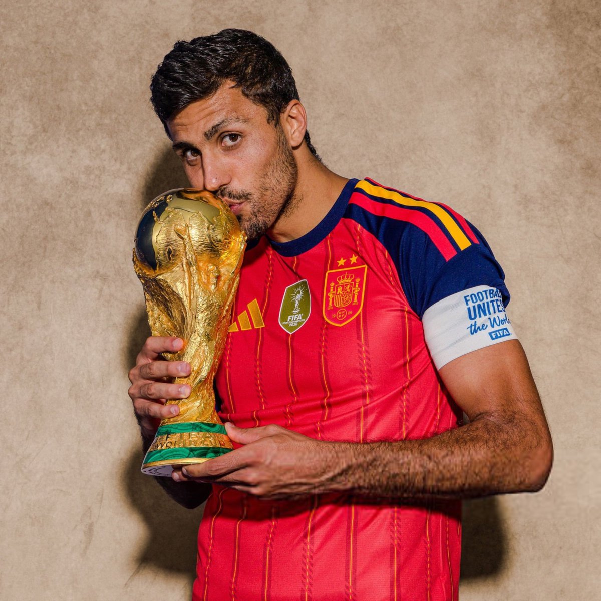 aPartidoUnico's tweet photo. DIRECTO a las 17:00h con estos TEMAS:

🚨 RODRI será jugador del BARÇA: la última hora
📋 Los detalles del FICHAJE del verano (hasta ahora)
💰 Cerca de 10M€ por VIRGILI y JOFRE TORRENTS
⚽️ Último entreno antes del TRIANGULAR

🟣 https://t.co/pRG1IM0tmj
🔴 https://t.co/bmiWJBs4xX