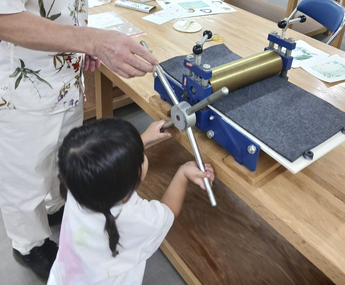 moon_lesson's tweet photo. アートブックの会は、第一日曜の15時〜印西市のコスモスパレットで水彩画を描いてます。
今月は水彩モノタイプ版画をやりました。
一緒に水彩画を描きませんかー

★奇数月は、デカルコマニー　フロッタージュ
★偶数月は、水彩モノタイプ版画
子ども〜大人まで
2,500円
材料費込み・手ぶらで参加OK！ https://t.co/QtgLuy96NW