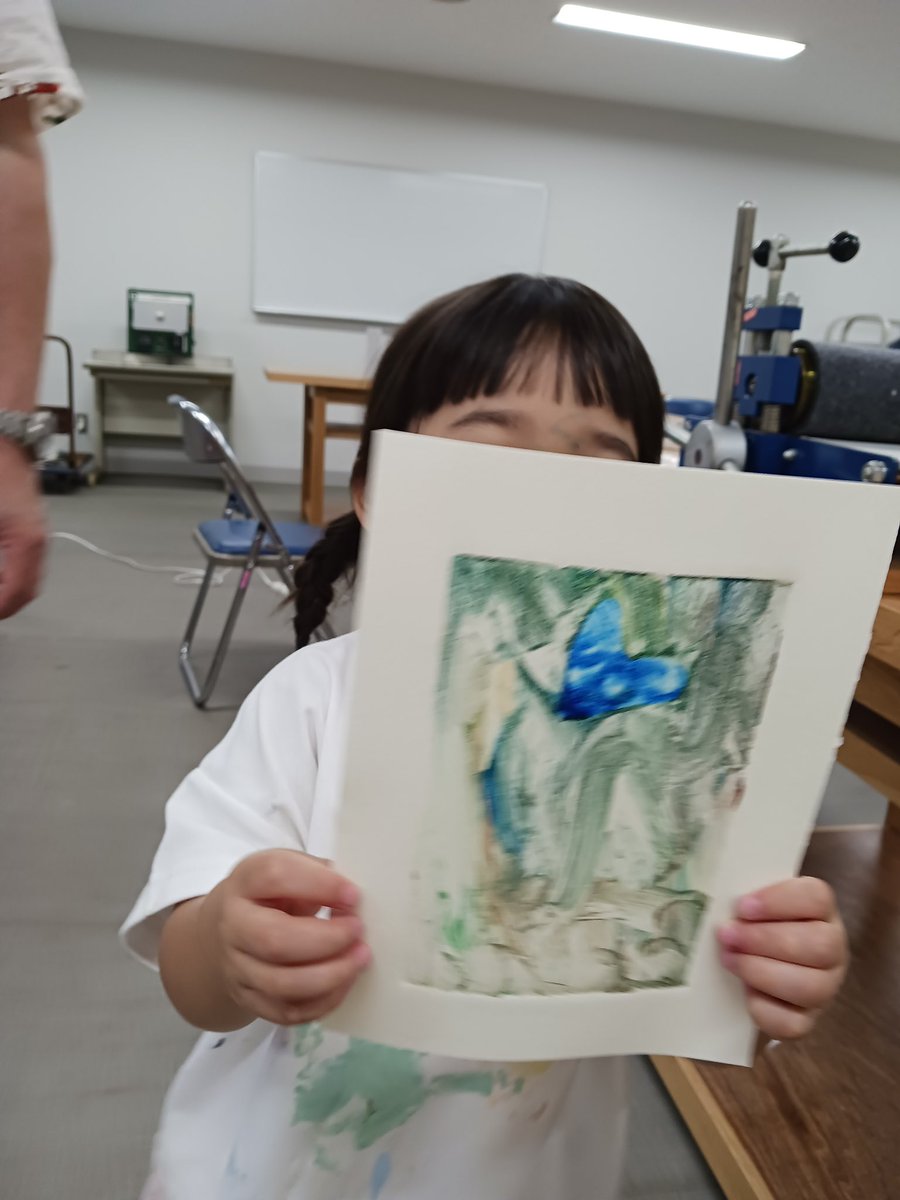 moon_lesson's tweet photo. アートブックの会は、第一日曜の15時〜印西市のコスモスパレットで水彩画を描いてます。
今月は水彩モノタイプ版画をやりました。
一緒に水彩画を描きませんかー

★奇数月は、デカルコマニー　フロッタージュ
★偶数月は、水彩モノタイプ版画
子ども〜大人まで
2,500円
材料費込み・手ぶらで参加OK！ https://t.co/QtgLuy96NW