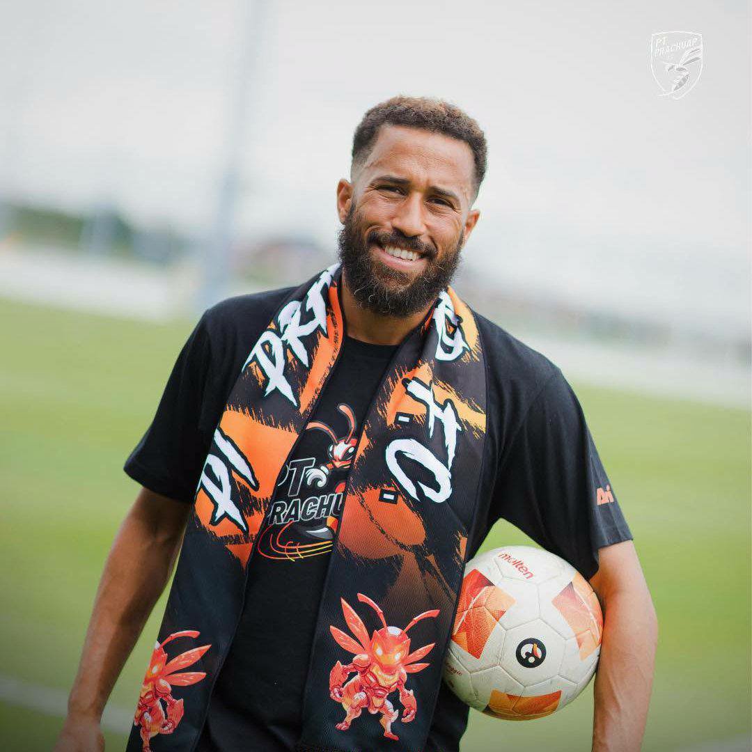 LiveWire_Footy's tweet photo. 🚨🇹🇭 𝐃𝐎𝐍𝐄 𝐃𝐄𝐀𝐋: Andros Townsend has officially joined Prachuap FC in Thai League 1. 🇬🇧➡️🇹🇭

New chapter, new challenge for the former Premier League winger! ✍️🔥

#Transfers #ThaiLeague #Townsend https://t.co/GAfSNOHi7h