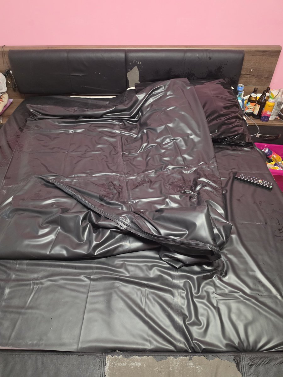 _GorouFemboy's tweet photo. Endlich ist mein latex bett da zum schlafen jetzt kann man viel besser schlafen https://t.co/PU3Ygg4AAP
