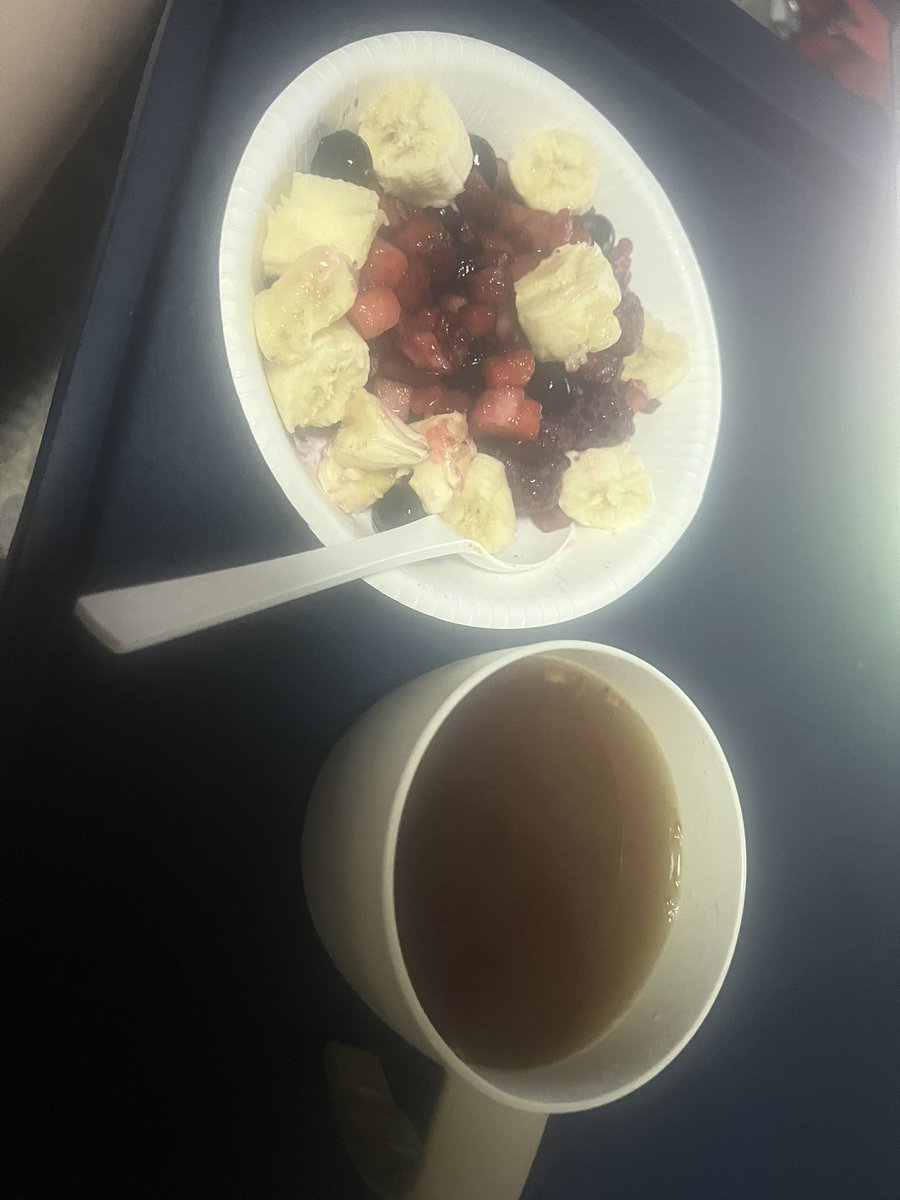 LOVE59299151's tweet photo. 今日のお夕飯はミックスベリーにバナナ入れたヤツ(ヨーグルトもあったら良かったなぁ)とオニオン春雨スープ
⋯夕飯なのになぜ朝食みたいな飯食ってるんやろ https://t.co/2JM7Wc2M3f
