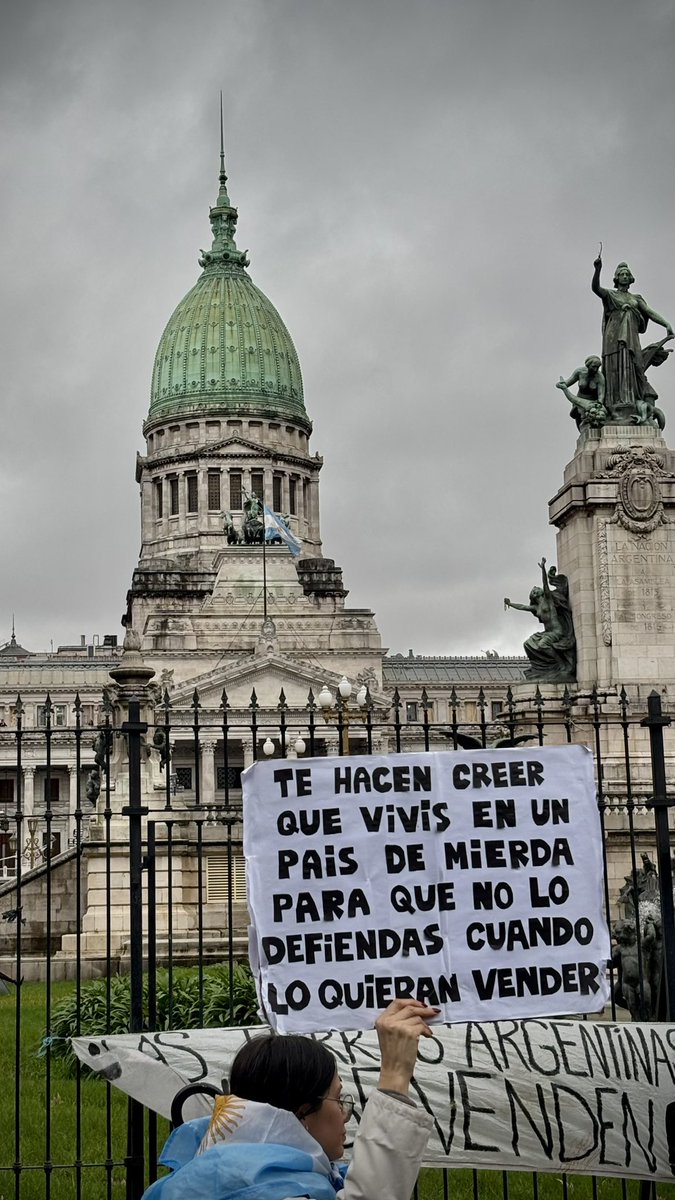 _mardl's tweet photo. la patria no se vende https://t.co/bC3K5C4My2