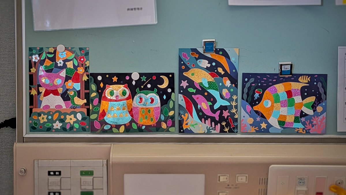 sof1y's tweet photo. 先日完成させた塗り絵、お魚バージョン。

これまで作った4枚全部病室に飾ったら、楽しい部屋になりました。

夫、この塗り絵を気に入ってくれたので、買った甲斐がありました！ https://t.co/LyNBc3s1iV