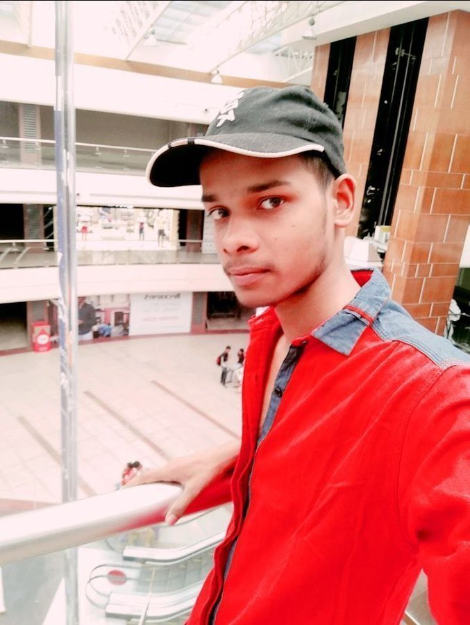 TBP_Daily_9's tweet photo. Let's pretend for a minute that he  is Venom

So ? What's problem with this man ? And why you r judging a man on his look ? 
And he looked like a average indian man And this photo is from his teenage years, whatever he is, it is evident from his face. https://t.co/4M0afhxFNy