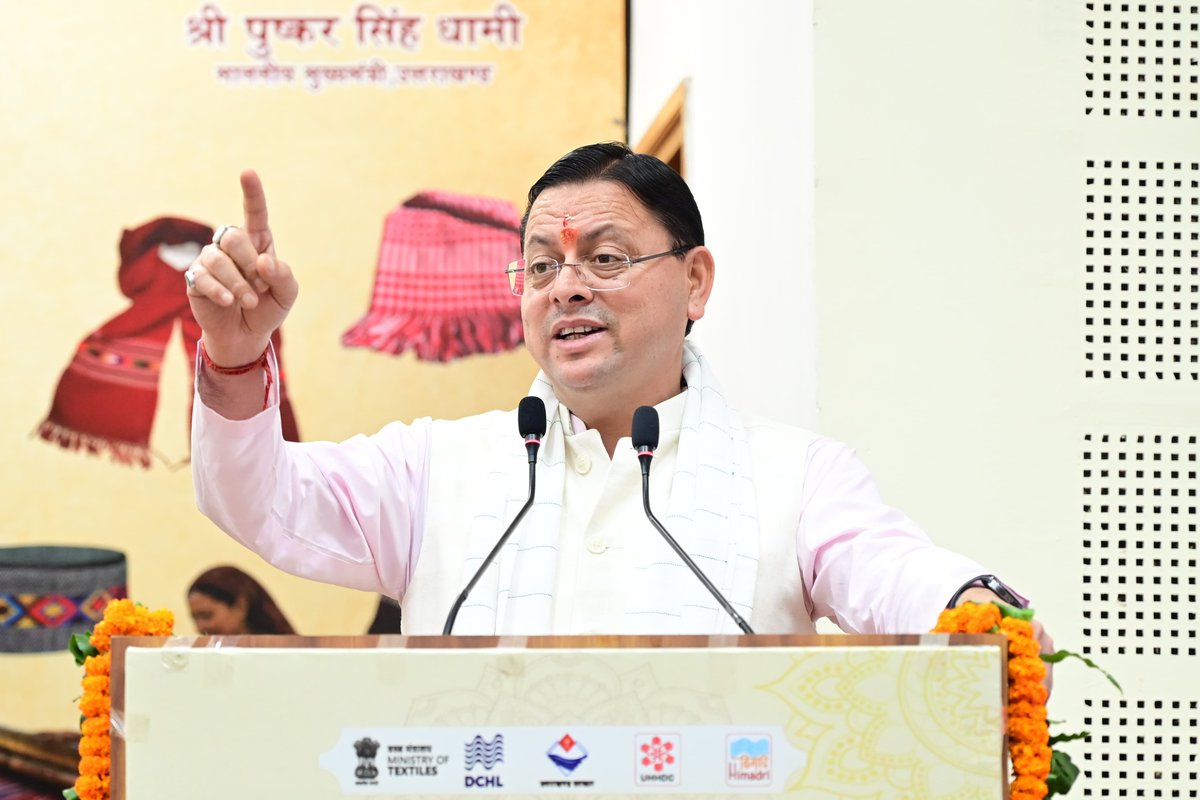 DIPR_UK's tweet photo. मुख्यमंत्री श्री पुष्कर सिंह धामी ने मुख्य सेवक सदन में उत्तराखण्ड हथकरघा एवं हस्तशिल्प विकास परिषद द्वारा आयोजित 12वें राष्ट्रीय हथकरघा दिवस समारोह में प्रतिभाग किया। इस अवसर पर उन्होंने बिच्छू घास (नेटल फाइबर) से निर्मित पारंपरिक वस्त्र खरीदकर स्थानीय उत्पादों और शिल्पकारों को प्रोत्साहन दिया तथा उत्कृष्ट बुनकरों एवं हस्तशिल्प कारीगरों को सम्मानित किया।

मुख्यमंत्री ने राष्ट्रीय हथकरघा दिवस की शुभकामनाएं देते हुए कहा कि यह दिवस उन समर्पित बुनकरों और शिल्पकारों के सम्मान का प्रतीक है, जो अपनी कला, परिश्रम और कौशल से देश की समृद्ध सांस्कृतिक परंपराओं को जीवंत बनाए हुए हैं। उन्होंने कहा कि उत्तराखण्ड के कारीगर केवल वस्त्र या उत्पाद नहीं बनाते, बल्कि उनमें प्रदेश की संस्कृति, लोकजीवन और परंपराओं की आत्मा भी समाहित होती है।

उन्होंने कहा कि उत्तराखण्ड की बुनाई और हस्तशिल्प परंपरा अपनी विशिष्टता, गुणवत्ता और विविधता के कारण देश-विदेश में पहचान बना रही है। हर्षिल की ऊनी शॉल, मुनस्यारी और धारचूला की थुलमा, अल्मोड़ा की ट्वीड, छिनका की पंखी, रंगवाली पिछौड़ा, रिंगाल शिल्प तथा बिच्छू घास से बने उत्पाद राज्य की समृद्ध लोक विरासत के प्रतीक हैं।

मुख्यमंत्री ने कहा कि प्रधानमंत्री श्री नरेंद्र मोदी के नेतृत्व में ‘वोकल फॉर लोकल’ और ‘लोकल टू ग्लोबल’ जैसे अभियान देश के स्थानीय उत्पादों और कारीगरों को नई पहचान दिला रहे हैं। मुख्यमंत्री ने कहा कि राज्य सरकार हथकरघा एवं हस्तशिल्प क्षेत्र को सशक्त और आत्मनिर्भर बनाने के लिए निरंतर कार्य कर रही है। मुख्यमंत्री स्वरोजगार योजना के अंतर्गत अब तक 278 बुनकरों और शिल्पियों को लगभग चार करोड़ रुपये से अधिक का ऋण तथा एक करोड़ रुपये से अधिक की सब्सिडी प्रदान की जा चुकी है, जिससे लगभग 834 लोगों को रोजगार प्राप्त हुआ है। इसके साथ ही राष्ट्रीय हथकरघा विकास कार्यक्रम और समग्र हस्तशिल्प क्लस्टर विकास योजना के माध्यम से आधुनिक मशीनें, डिजाइन, प्रशिक्षण, कॉमन फैसिलिटी सेंटर और विपणन सुविधाएँ उपलब्ध कराई जा रही हैं।

उन्होंने कहा कि अनुसूचित जाति एवं जनजाति वर्ग के बुनकरों को प्रशिक्षण देकर आत्मनिर्भर बनाने, वरिष्ठ शिल्पकारों को शिल्पकार पेंशन योजना के माध्यम से आर्थिक सुरक्षा प्रदान करने तथा उत्कृष्ट कारीगरों को ‘उत्तराखण्ड राज्य शिल्प रत्न’ सहित विभिन्न पुरस्कारों से सम्मानित करने की दिशा में भी प्रभावी कार्य किया जा रहा है। ई-कॉमर्स प्लेटफॉर्म, मेलों और प्रदर्शनियों के माध्यम से उत्तराखण्ड के हस्तशिल्प उत्पादों को देश और विदेश के बाजारों तक पहुँचाने के प्रयास भी लगातार किए जा रहे हैं। उन्होंने कहा कि राज्य के अनेक पारंपरिक उत्पादों को जीआई टैग मिलने से उत्तराखण्ड की ब्रांड पहचान और अधिक मजबूत हुई है।

मुख्यमंत्री ने प्रदेशवासियों से स्थानीय और स्वदेशी उत्पादों को प्राथमिकता देने का आग्रह करते हुए कहा कि जब भी कोई वस्तु खरीदी जाए, तो उसके स्थानीय विकल्प पर अवश्य विचार किया जाना चाहिए। इस अवसर पर कैबिनेट मंत्री श्री भरत सिंह चौधरी, विधायक श्रीमती सविता कपूर, सचिव श्री विनय शंकर पाण्डेय सहित बड़ी संख्या में बुनकर, हस्तशिल्पी, उद्यमी एवं महिला शिल्पकार उपस्थित रहे।