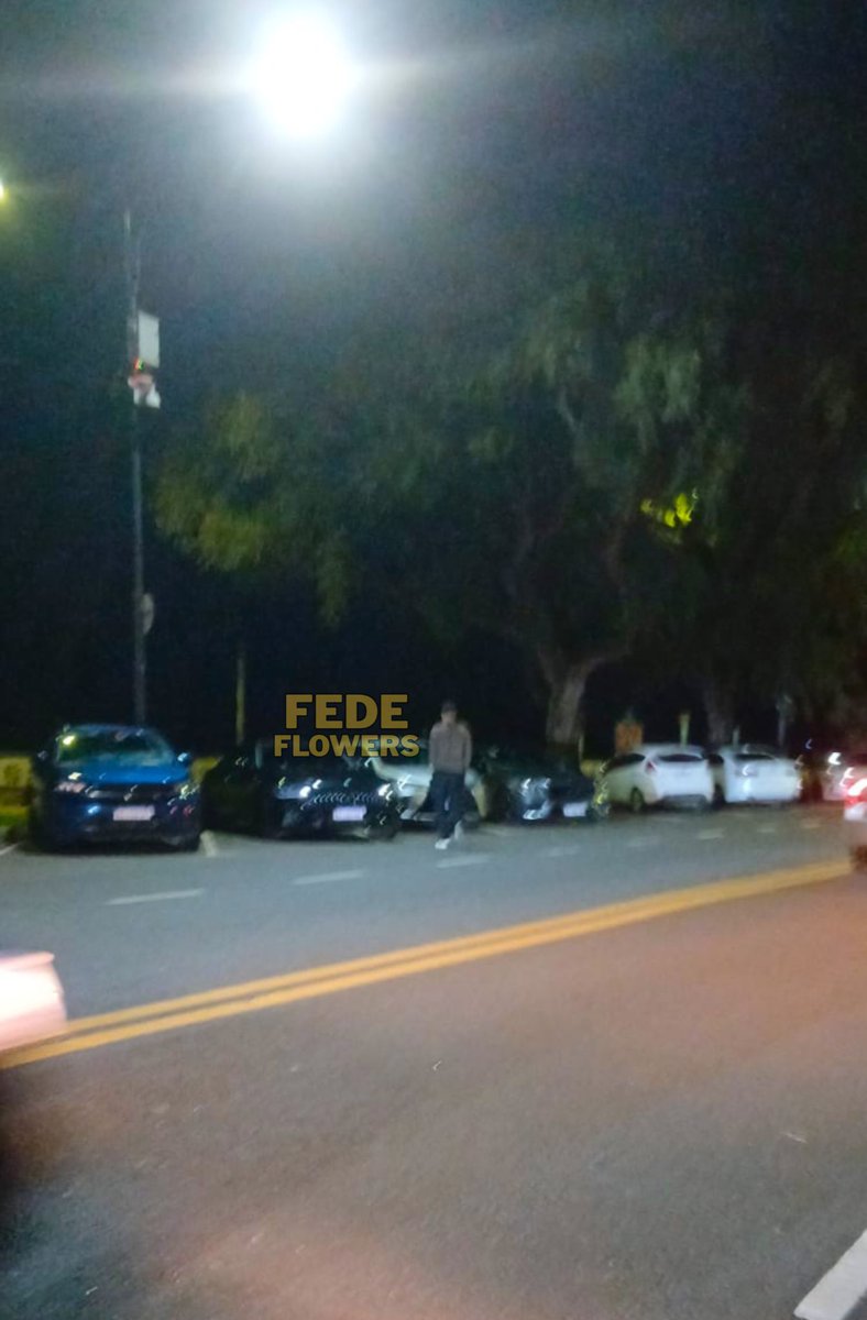 fedeflowersok's tweet photo. Leandro Paredes anoche por Costanera Norte. Me cuentan que salió solo . Fue a un restaurante de la zona… https://t.co/nCksD538Ye