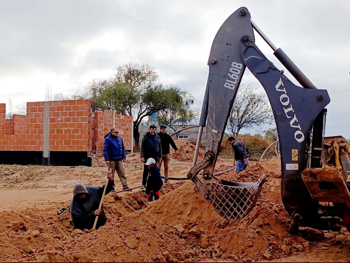 MinAguaYEnergia's tweet photo. 📍Chepes| 🚰 Más familias con acceso a una red de agua segura.

🦺En el barrio Santo Domingo, se concretó una nueva ampliación de la red de agua que permitirá mejorar el servicio para 17 familias que hasta ahora contaban con conexiones precarias.⤵️

. https://t.co/om89Efjy0l