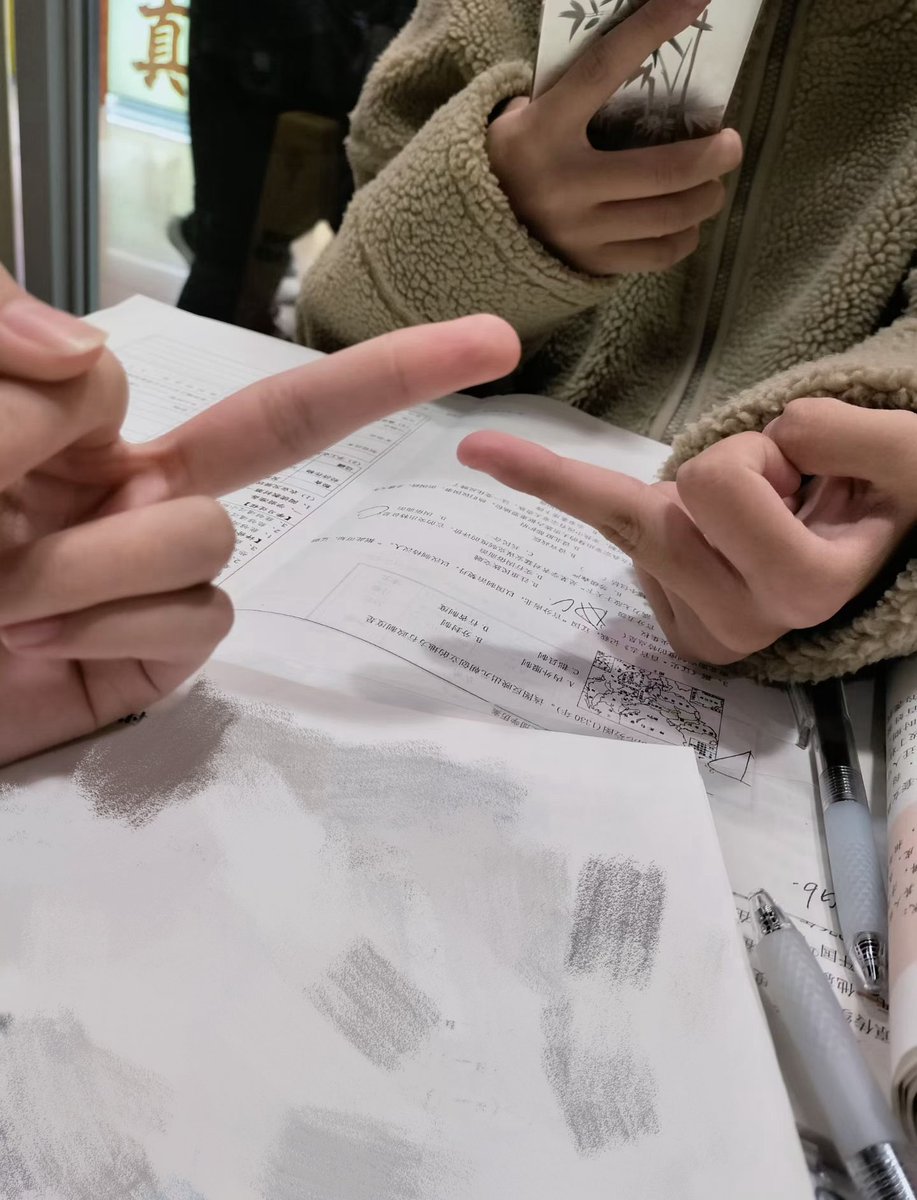 18cicoct's tweet photo. 让亲妈李凌薇用中指帮你通输精管～
用正在喷尿的骚逼帮你“打飞机”～ https://t.co/9d0IPH8AZS