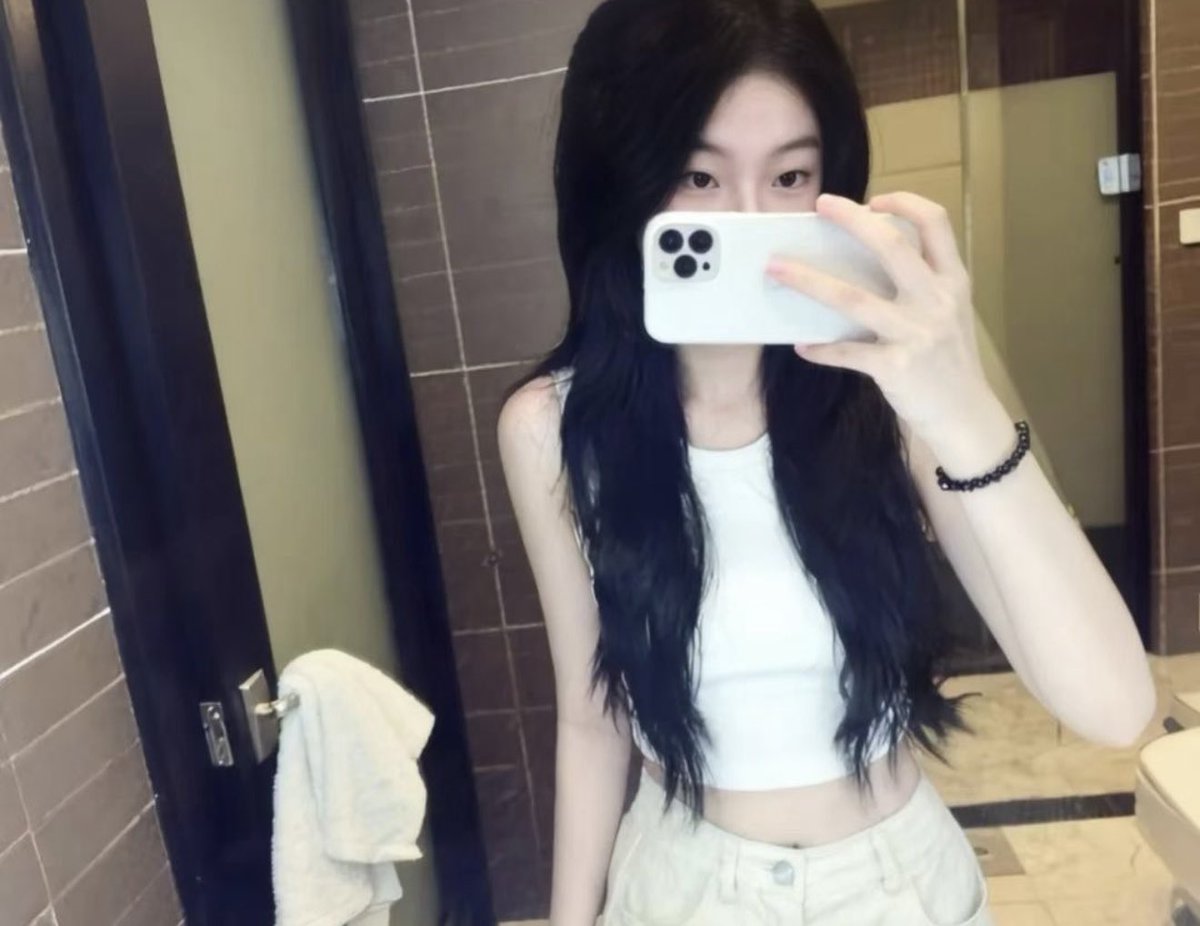 18cicoct's tweet photo. 让亲妈李凌薇用中指帮你通输精管～
用正在喷尿的骚逼帮你“打飞机”～ https://t.co/9d0IPH8AZS