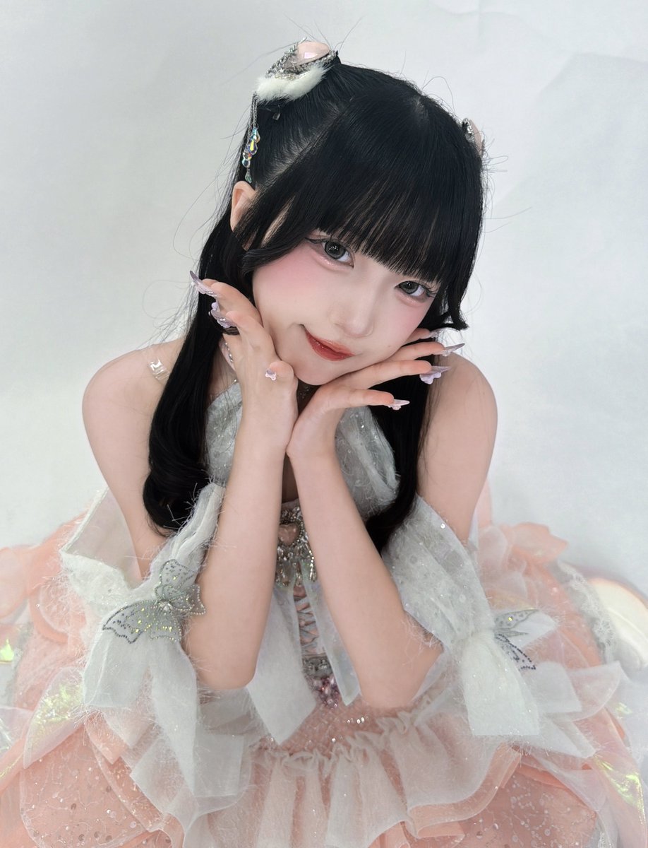 Momo_Pchuu's tweet photo. PrettyChuu新体制新衣装お披露目公演🎀

リスタートしたプリチューを見守りに来てくれた皆本当にありがとう❤︎
5人体制になって初のライブ、ひじちゃんが卒業したさみしさや、新メンバーオーディションの情報が解禁されたりで皆の気持ちもまだ追いついていなかったと思うのに、そんな状況でも会場まで足を運んでくれていっぱい愛を伝えに来てくれたみんなには本当に感謝の気持ちでいっぱいです。
ひじちゃんから受け継いだパートは、大切に大切に歌っていきます！！

もちにゃも人間だし、アイドルとしてもまだまだ未熟なので正直、不安や頑張らないといけない部分が沢山あります。でも今日プリチュー1人1人が伝えた意気込みの通り、私たちは上に行きたいし、大きいステージに立ちたい。絶対に歩みを止めません！
これからもきっと、逃げ出したくなることやみんなで乗り越えなければいけない問題が出てくると思います。でももちにゃはこのメンバーなら絶対乗り越えられると信じてます！なので、みんなも私たちを信じてこれからも着いてきてくれたら嬉しいです。

そして今日、私のメンバーカラーがピンクに変わると発表がありました。
様々な意見があると思います。私もピーチオレンジに未練がないといえば嘘になるけど、ゆりにゃさんの伝えてくださった言葉が本当に嬉しくて、ゆりにゃさんの信頼に応えたいと思い、今回PrettyChuuのピンクを引き受けることに決めました。
今までオレンジのもちにゃを愛してくれてた子には本当に申し訳ない気持ちでいっぱいですが、色が変わっても、もちにゃはもちにゃのしたいアイドルを貫くので変わらず応援してくれたら嬉しいです；；
アイドルグループのピンク担当がどれだけ大切なものか、私は誰よりもわかっている自信があるので、そのピンクを大切に大切にしていきたいです。(いままでのオレンジも無かったことにはしたくないから、みんなオレンジもちにゃで古参アピールしてください💭ྀི笑)

触れるの忘れていたけど！笑新衣装どうですか？💭ྀི💕肩もおなかもでるからちょっと恥ずかしいけど、胸張って着れるように体型管理頑張ります(今日マック食べた)
明日も会えるの嬉しすぎる❤︎
明日は品川ステラボールでまっています🎀