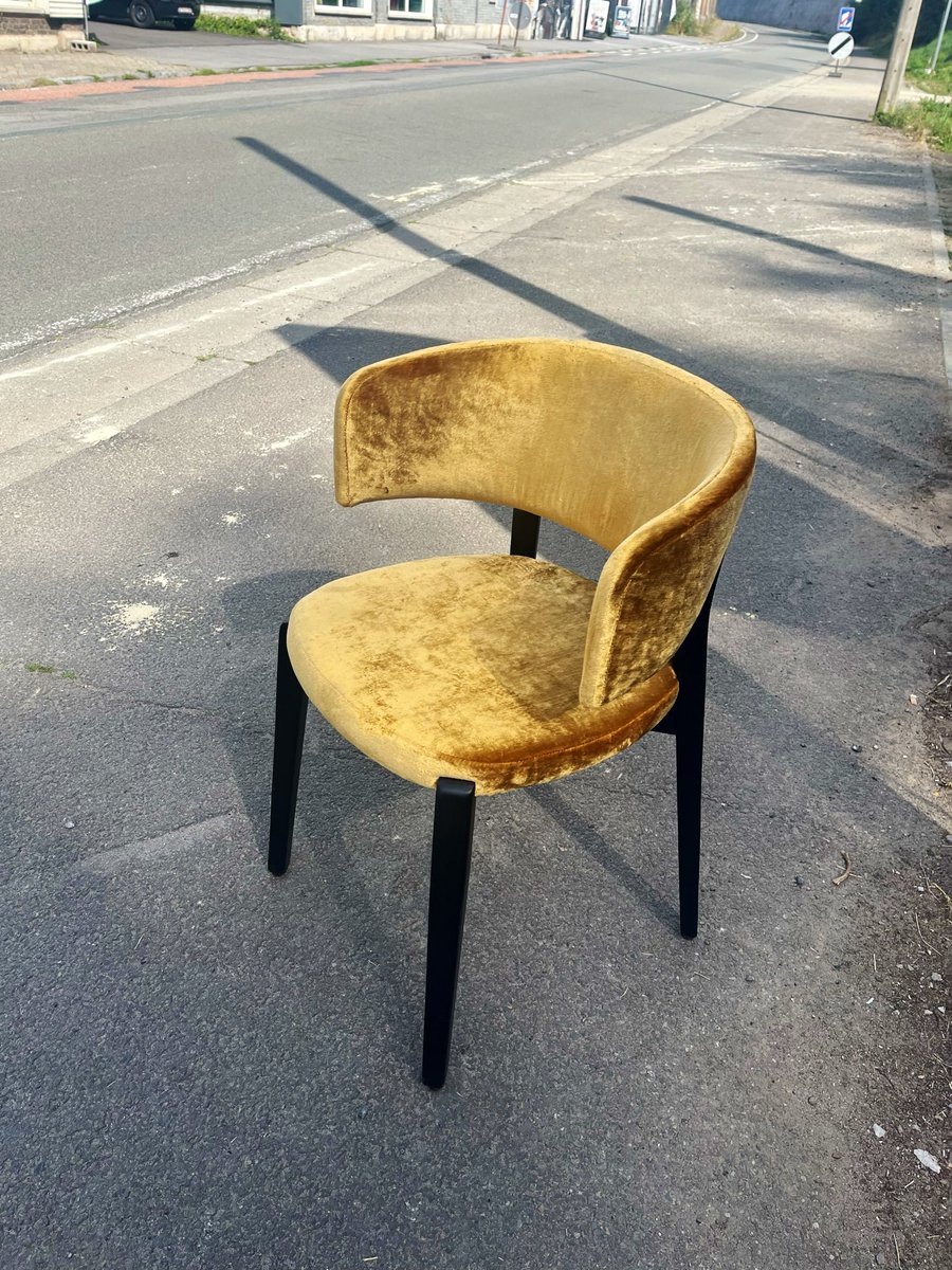 r_glimpses's tweet photo. #Lumpy Tak wlokłam mebel, że po drodze się posiliłam jeżynami. Cała okolica zarośnięta nimi. W ogrodzie zatrzęsienie i to wszystko dziko rośnie. I mebel w domu już na miejscu.
#secondHand
#secondLife
#reLoved https://t.co/Ad4HpbEZJU