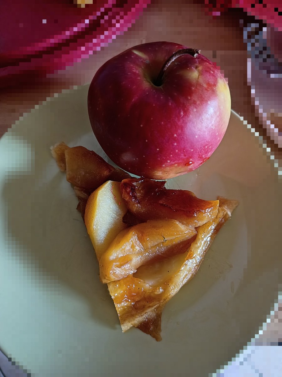 doodlefidia's tweet photo. apple tart and an apple #wieiad #omad https://t.co/fZlwMmY4w6