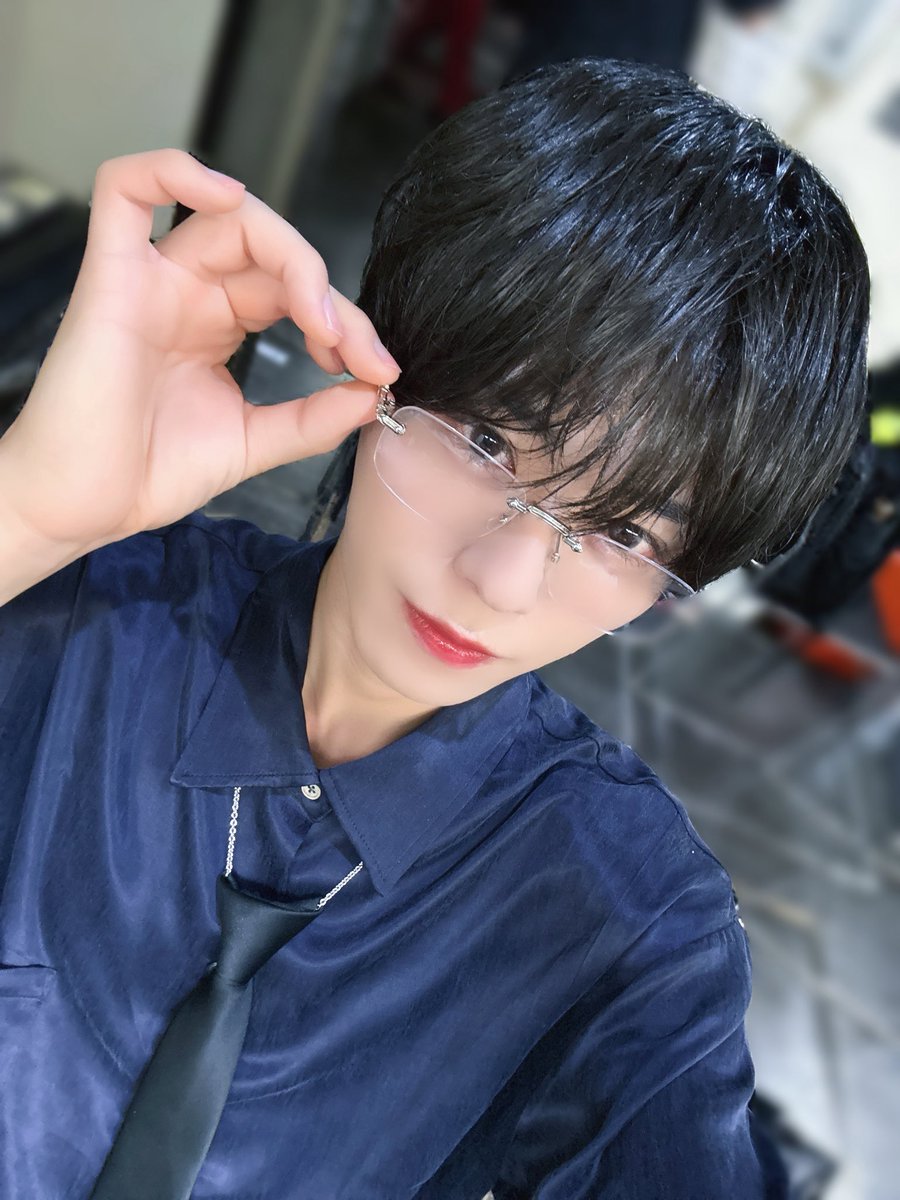 mirai__raito's tweet photo. メロ男参上ライブ 来てくれてありがとう！

リムレスメガネ初めてかけたけど結構いい感じじゃない？ 服は安定に当日調達😇

次のライブが生誕って実感なさすぎるけど、気合いは十分！　明後日スペゼロ集合ね！！ https://t.co/AvAGdJOJlC