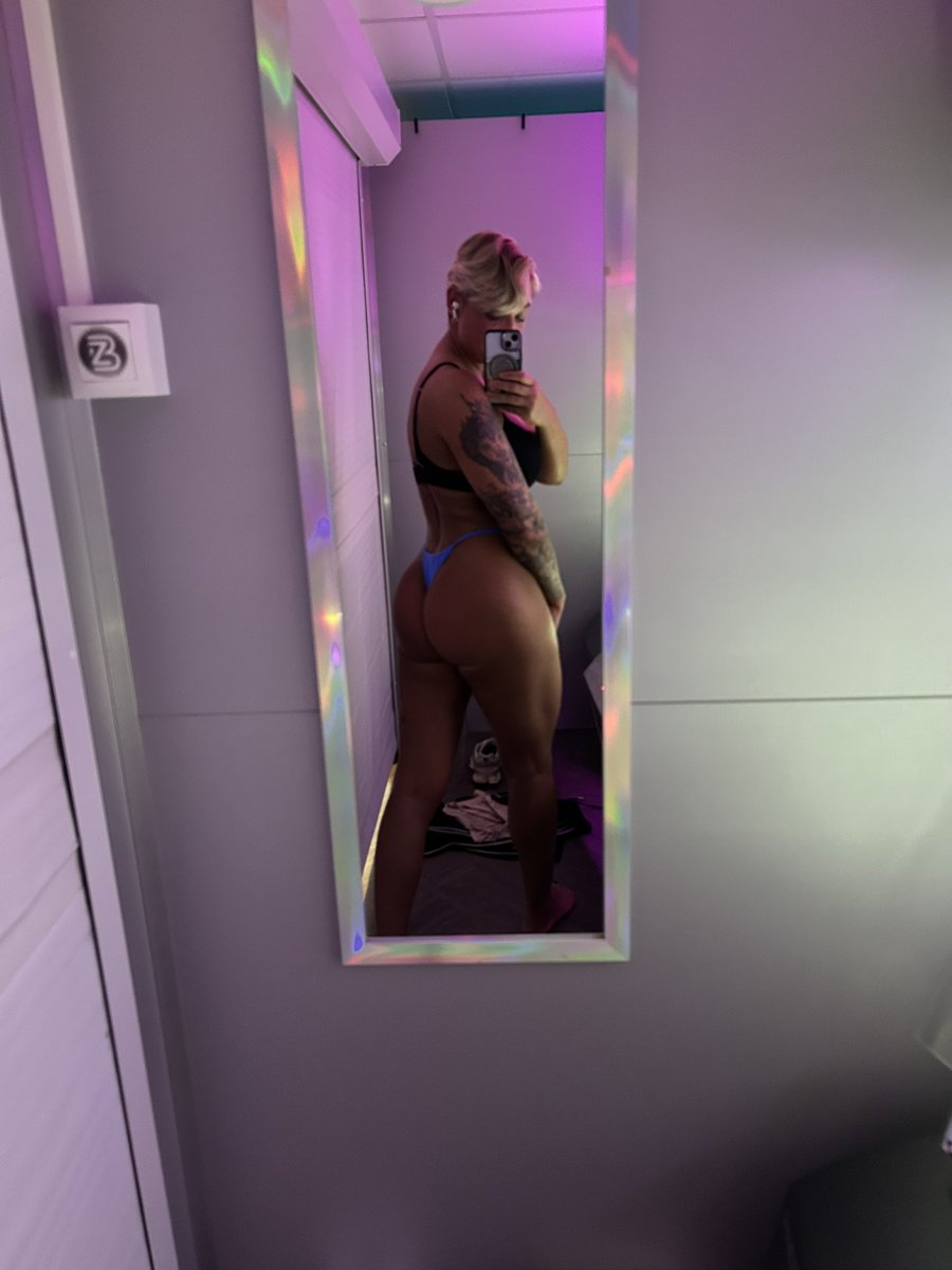 MuscleMummyHay's tweet photo. Sun bed selfie for my little wallets 💸 - but what little loser is going to be paying to keep me topped up??? https://t.co/vwIwdZPBAy
