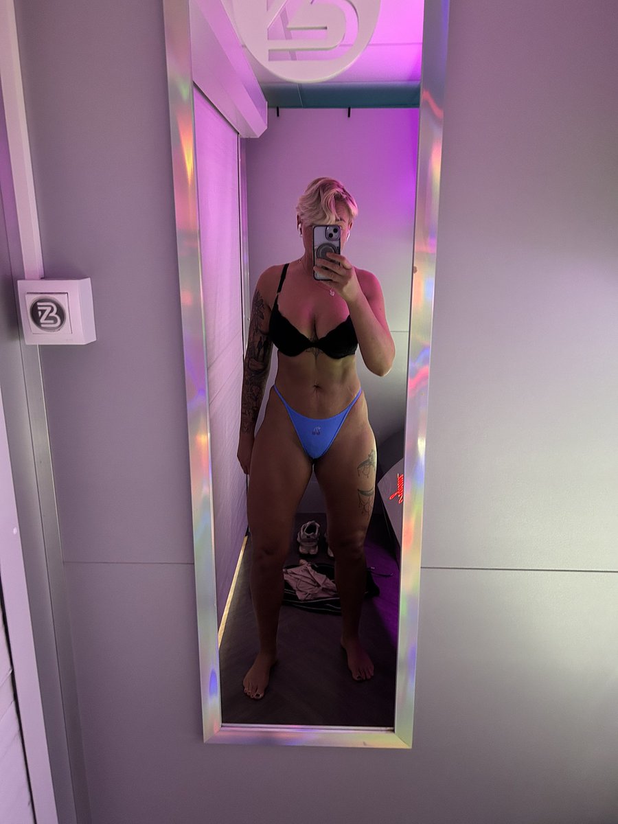 MuscleMummyHay's tweet photo. Sun bed selfie for my little wallets 💸 - but what little loser is going to be paying to keep me topped up??? https://t.co/vwIwdZPBAy