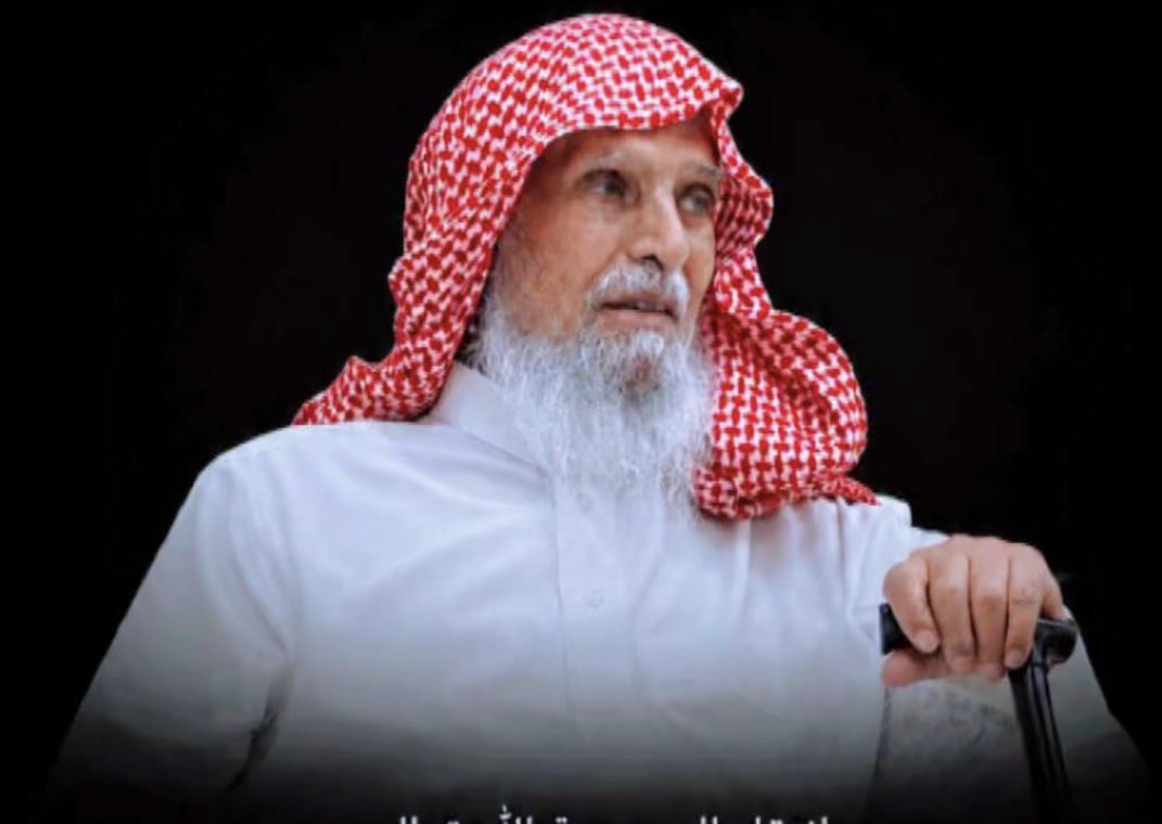 fahedloweehig's tweet photo. رحيل صوتٍ اعتادت الحارة أن تطمئن إليه

يرحل بعض الرجال فتغيب معهم ملامح لا تُعوَّض، لأنهم كانوا جزءًا من تفاصيل الحياة اليومية، ومن الوجوه التي ارتبطت بالخير والسكينة.. ومن هؤلاء الشيخ #نعيمان_حمدان_الهجلة أبو فيصل، الذي انتقل إلى رحمة الله بعد معاناة مع المرض، تاركًا أثرًا طيبًا في كل من عرفه.

كان نعم الجار، وقورًا في هيبته، كريمًا في خلقه، بشوش الوجه، لين الجانب، رحيمًا بالناس، لا يُعرف إلا بحسن التعامل وصدق الكلمة.. عاش بين جيرانه محبوبًا، لا يحمل إلا الخير، ولا يُذكر إلا بالثناء والدعاء.

ولعل من أعظم ما يُذكر له أنه كان مؤذن المسجد، ذلك الصوت الذي اعتادت الحارة أن تسمعه مع كل صلاة، فيدعو الناس إلى بيوت الله، ويذكرهم بأعظم شعائر الإسلام.. سنوات قضاها وهو يرفع الأذان ابتغاء وجه الله، حتى أصبح صوته جزءًا من ذاكرة المكان.

ولم يغيّر المرض من تعلق قلبه بالصلاة.. فقد كان، رغم شدة أوجاعه وتأثير المسكنات، إذا أفاق سأل قبل كل شيء: هل صلينا؟ وهل حانت الصلاة؟ سؤال يكشف عن قلبٍ امتلأ بمحبة الله، وروحٍ تعلقت بالمساجد والنداء إليها، حتى في أصعب لحظات المرض.

إن مثل هؤلاء لا يُرثون بكثرة الكلمات، وإنما تُرثى سيرتهم الطيبة، وأعمالهم الصالحة، وذكراهم الحسنة التي تبقى في القلوب.. فقد رحل الجسد، وبقي الأثر، وبقيت دعوات المصلين الذين طالما سمعوا صوته وهو يناديهم إلى الصلاة.

نسأل الله أن يتغمد الشيخ نعيمان حمدان الهجلة أبو فيصل بواسع رحمته، وأن يغفر له، ويرفع درجاته في عليين، وأن يجعل الأذان الذي رفعه، والخير الذي قدمه، وحسن خلقه، في موازين حسناته، وأن يلهم أهله ومحبيه وجيرانه الصبر والسلوان.

رحم الله أبا فيصل، فقد رحل الرجل، وبقيت سيرته العطرة شاهدًا على حياةٍ امتلأت بالإيمان وحسن الخلق.

إنا لله وإنا إليه راجعون