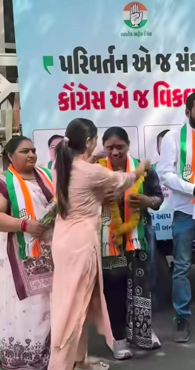 jabarsingh5's tweet photo. @kajal_jaihind @narendramodi @dgpgujarat सस्ती राजनीति की चरम सीमा पर 
चेहरा कांग्रेस का नकाब छात्र का और जुबान गटर की https://t.co/BJilW4fCPx