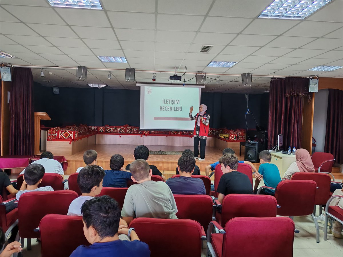 GSBKelkitGM's tweet photo. 📱💬 Bilinçli Kullanım, Güçlü İletişim!
Gençlik merkezimizde eğitim gören Yaz Kur’an Kursu öğrencilerine yönelik, Kelkit Sosyal Hizmet Merkezi Müdürlüğü tarafından Aile ve Toplum Temelli Sosyal Destek Modeli kapsamında farkındalık eğitimi gerçekleştirildi.
#kişiselgelişim https://t.co/YeAHytWj7r