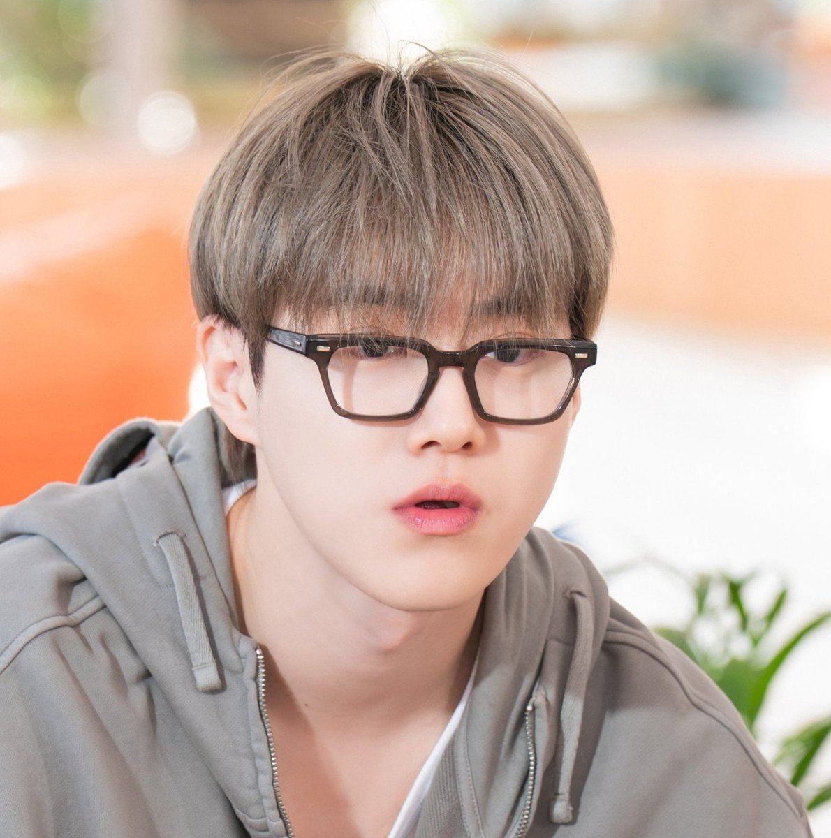 so_0und's tweet photo. 김준면 회색 머리에 회색 상의 입으니까 동글동글한 회색 토끼같고 너무 귀엽네 https://t.co/oZvpVfviRA