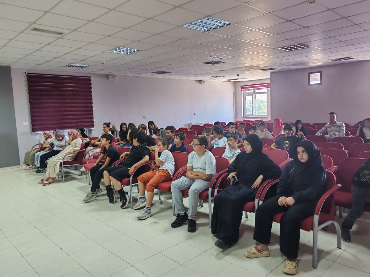 GSBKelkitGM's tweet photo. 📱💬 Bilinçli Kullanım, Güçlü İletişim!
Gençlik merkezimizde eğitim gören Yaz Kur’an Kursu öğrencilerine yönelik, Kelkit Sosyal Hizmet Merkezi Müdürlüğü tarafından Aile ve Toplum Temelli Sosyal Destek Modeli kapsamında farkındalık eğitimi gerçekleştirildi.
#kişiselgelişim https://t.co/YeAHytWj7r