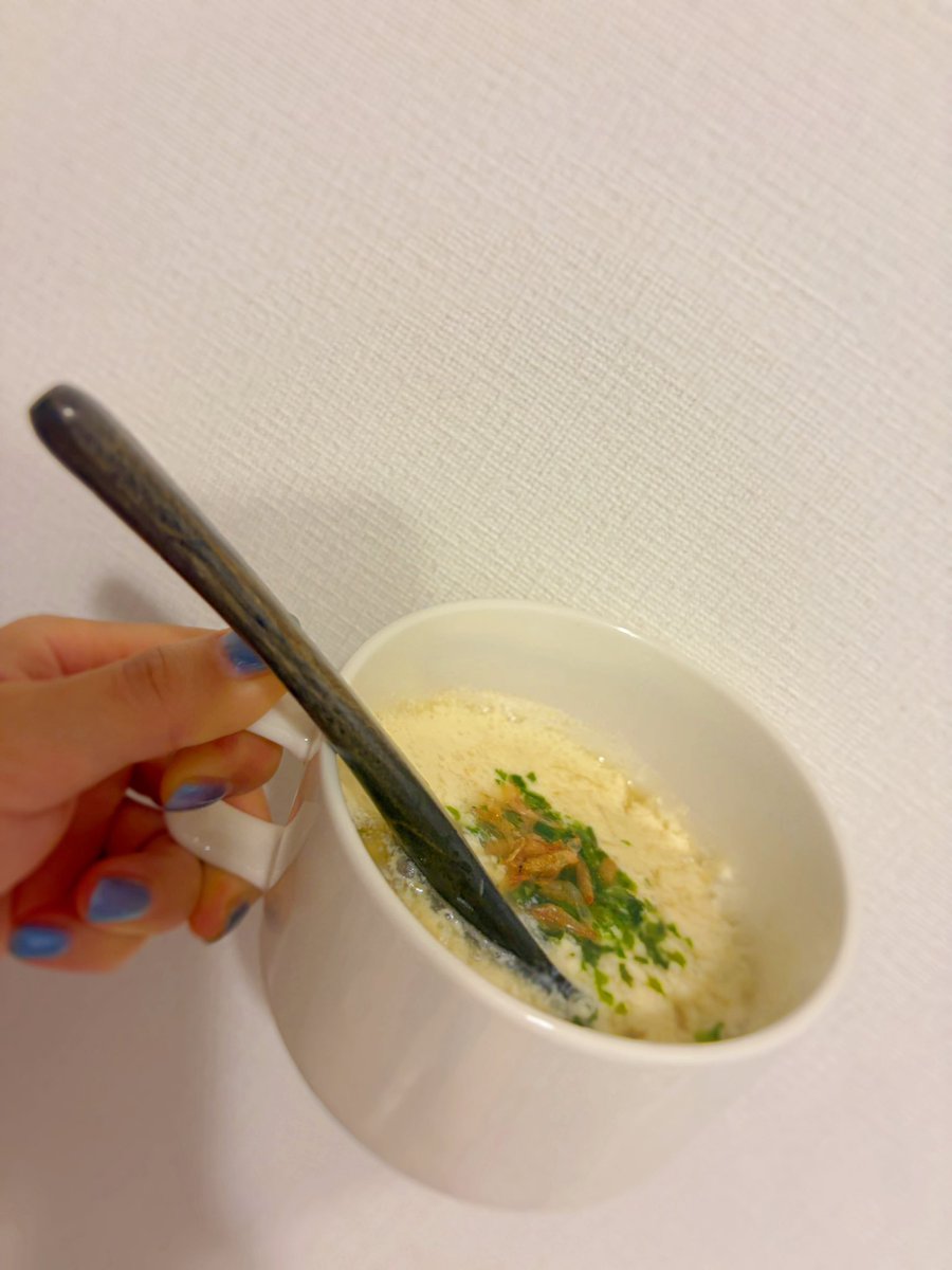 sakuragawa_megu's tweet photo. 台北でいただいた豆乳スープ「シェントウジャン」にすっかりはまったので、台北で食べた味を思い出しながら夜な夜な作って大優勝してます✨

めちゃくちゃ簡単なので、ぜひ作ってみてください☺️

【めぐ姐姐シェントウジャンの作り方】

① 器に調味料を入れて混ぜる
・かんたん酢　大さじ1
・昆布つゆ　大さじ1
・ごま油　3滴くらい

② 豆乳をスープ皿1杯分、温める

③ 温めた豆乳を、①の器に一気に注ぐ！

④ 青のり＆小エビをトッピングしたら……

＼完成✨／

お酢の力で、豆乳が茶碗蒸しみたいにふわふわになって最高！夜食にぴったりです🤤