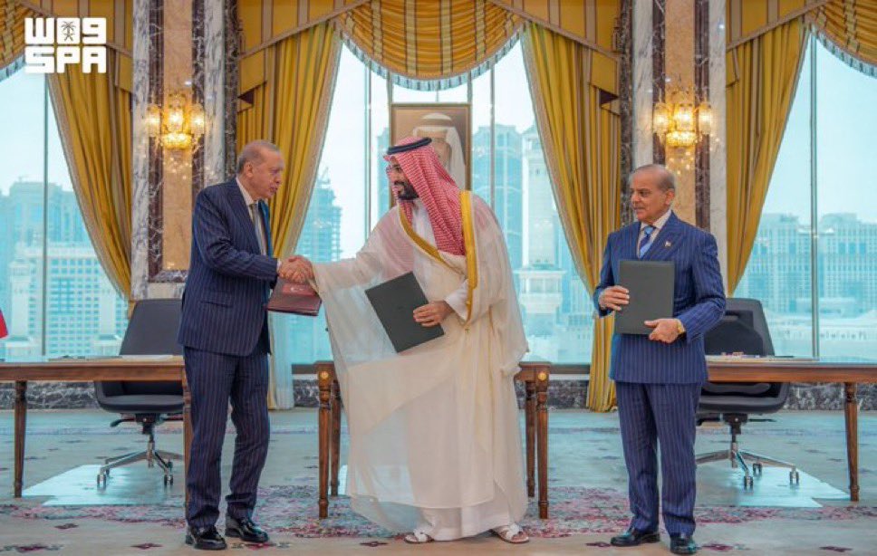 meinlive911's tweet photo. الله يعزك و يقوي عزومك اتفاق مع باكستان اليوم بعد صلاة الجمعة عند الحرم المكي يدل على ترابط إسلامي عظيم فيما بينهم الله يسدد خطاهم يارب.🇸🇦🇵🇰👑
-بعد صلاة الجمعة 
-عند الكعبة المشرفة.
#مكة_المكرمة #محمد_بن_سلمان‌ #جدة #باكستان https://t.co/XyDRAlxbKD
