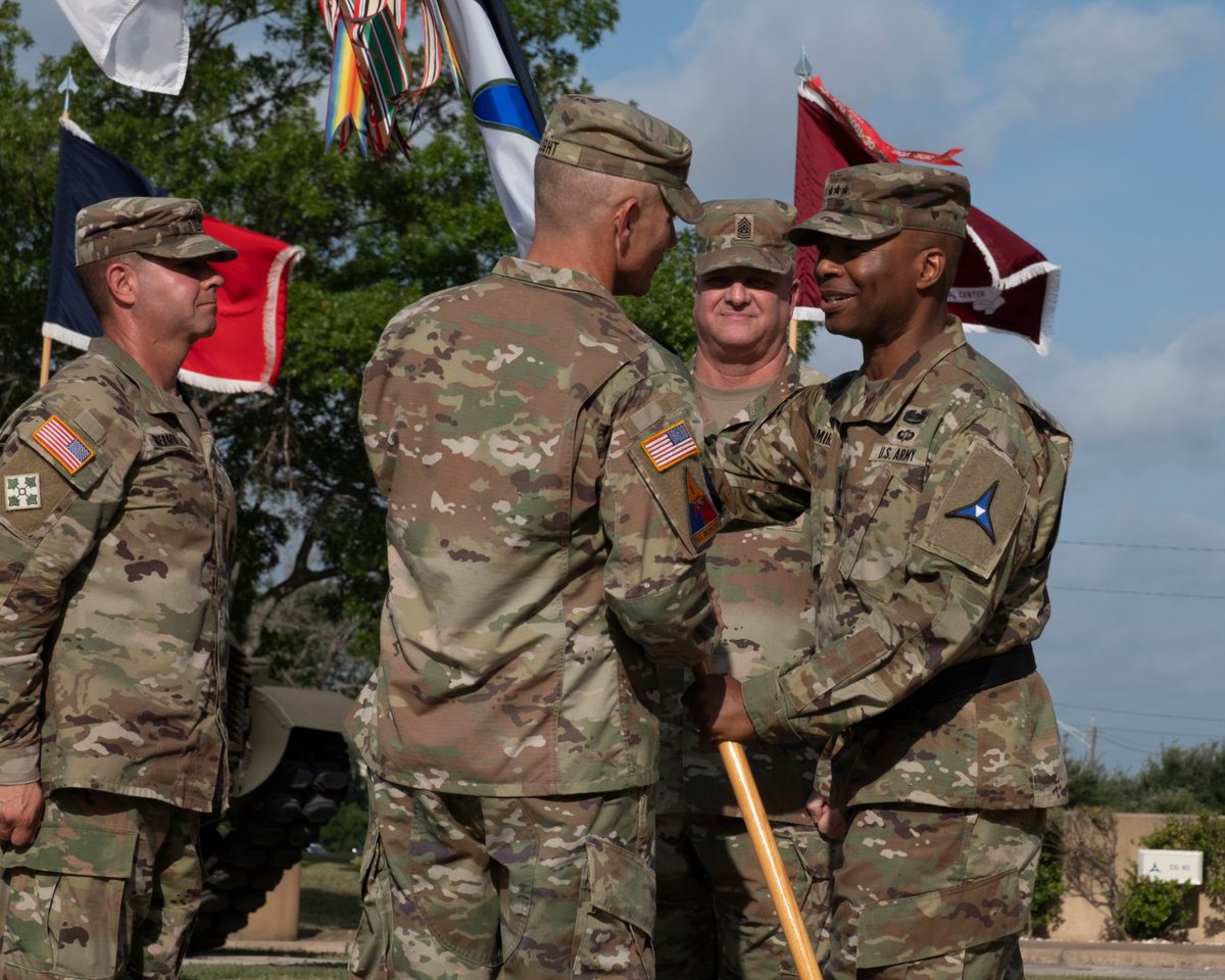 iiiarmoredcorps's tweet photo. A battle axe changed hands. So did the responsibility. 🪓
CSM James L. Light officially assumes responsibility as the most senior enlisted leader of III Corps, receiving the battle axe from CSM McDwyer during the Change of Responsibility Ceremony.
Welcome to the #PhantomCorps! https://t.co/d0ovPZDfVc