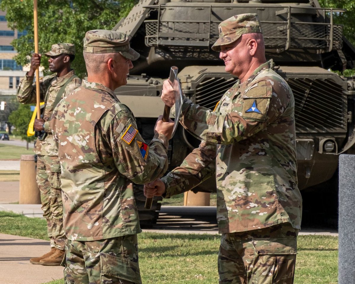 iiiarmoredcorps's tweet photo. A battle axe changed hands. So did the responsibility. 🪓
CSM James L. Light officially assumes responsibility as the most senior enlisted leader of III Corps, receiving the battle axe from CSM McDwyer during the Change of Responsibility Ceremony.
Welcome to the #PhantomCorps! https://t.co/d0ovPZDfVc