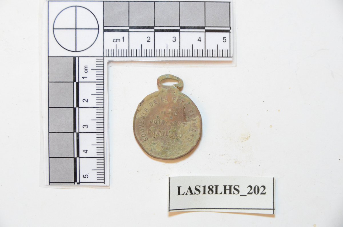 DigWaterloo's tweet photo. Finds Friday:

This small brass medallion, recovered near La Haye Sainte in 2019, is a piece of Belgian history. It commemorates a Flemish festival held in Charleroi on 11–12 June 1893—a celebration of minority Flemish culture in the heart of industrial, French-speaking Wallonia https://t.co/JbcxxjtuyP