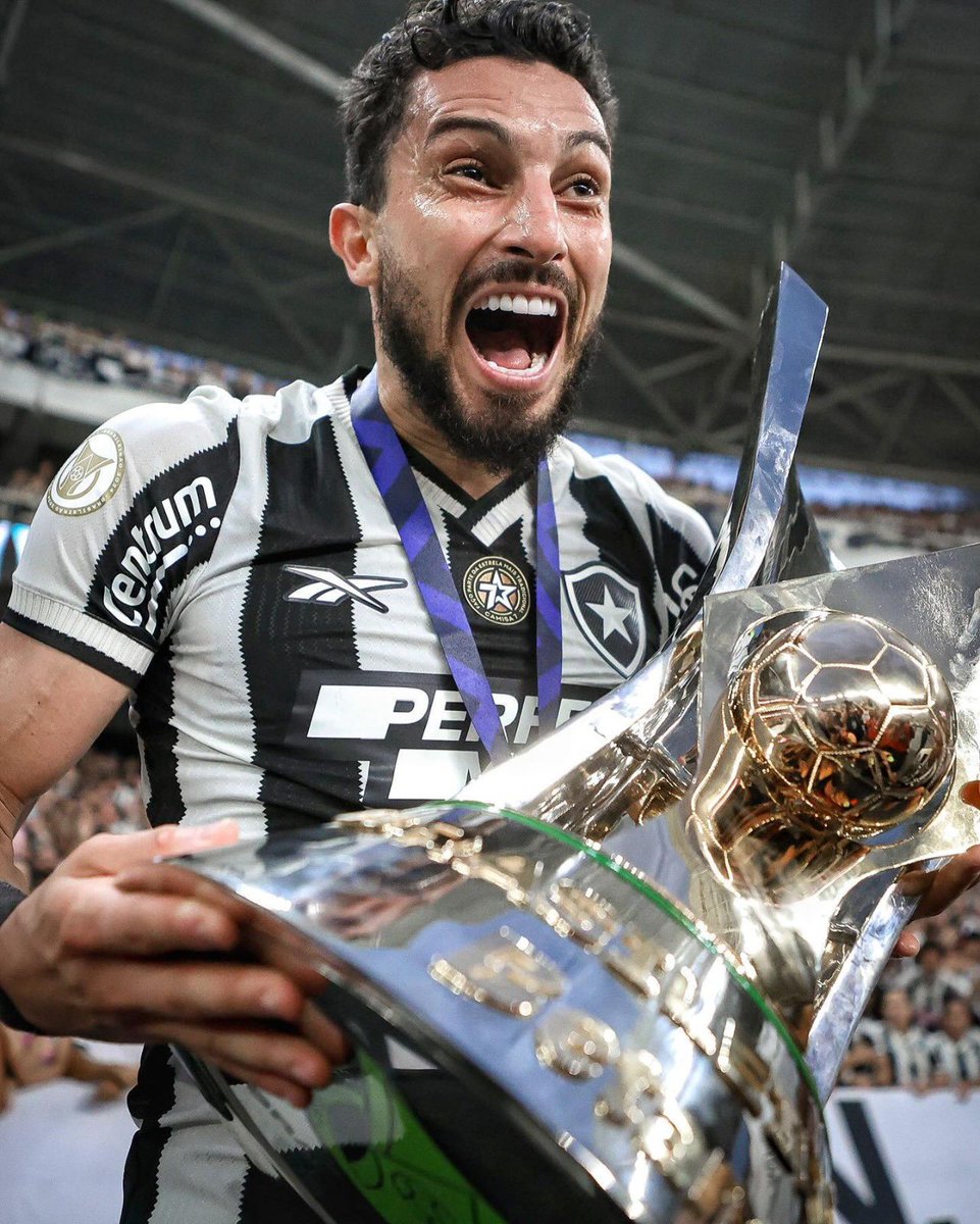 informafogo's tweet photo. Tem jogador que joga pelo clube. Tem jogador que veste a camisa. E tem jogador que entende o que ela carrega. Alex Telles entendeu.

No momento em que o Botafogo era atacado, questionado e diminuído por todos os lados, ele não se escondeu. Foi pra frente das câmeras e defendeu o clube como se defende algo que é seu: “É uma falta de respeito o que falam do Botafogo e a história que tem no futebol mundial. O Brasil tem muitos títulos graças ao Botafogo. A gente é um dos que ficam pra mostrar que o Botafogo é gigante e a gente vai fazer de tudo por essa camisa.”

E ele ficou.

Poderia ter escolhido outro caminho. Poderia ter assinado um pré-contrato, escutado propostas e pensado apenas no próximo passo da carreira. Não fez. Foi sincero, respeitou o clube, respeitou o torcedor e mostrou nas atitudes o que sempre deixou claro nas palavras: entende o tamanho do Botafogo.

Alex Telles não precisou nascer botafoguense para sentir o peso da Estrela Solitária. Chegou, conheceu essa torcida, vestiu essa camisa e tratou o clube como gigante. Como deve ser.

É campeão. É decisivo. É craque. É líder. Mas, acima de tudo, é um jogador que escolheu estar aqui.

Hoje, renova seu vínculo com o Glorioso. E algumas assinaturas valem muito mais do que um contrato. Representam respeito, identificação e compromisso.

Que bom que você fica, Alex.

Alex Telles. Camisa 13. Campeão. Líder. Ídolo do Botafogo.