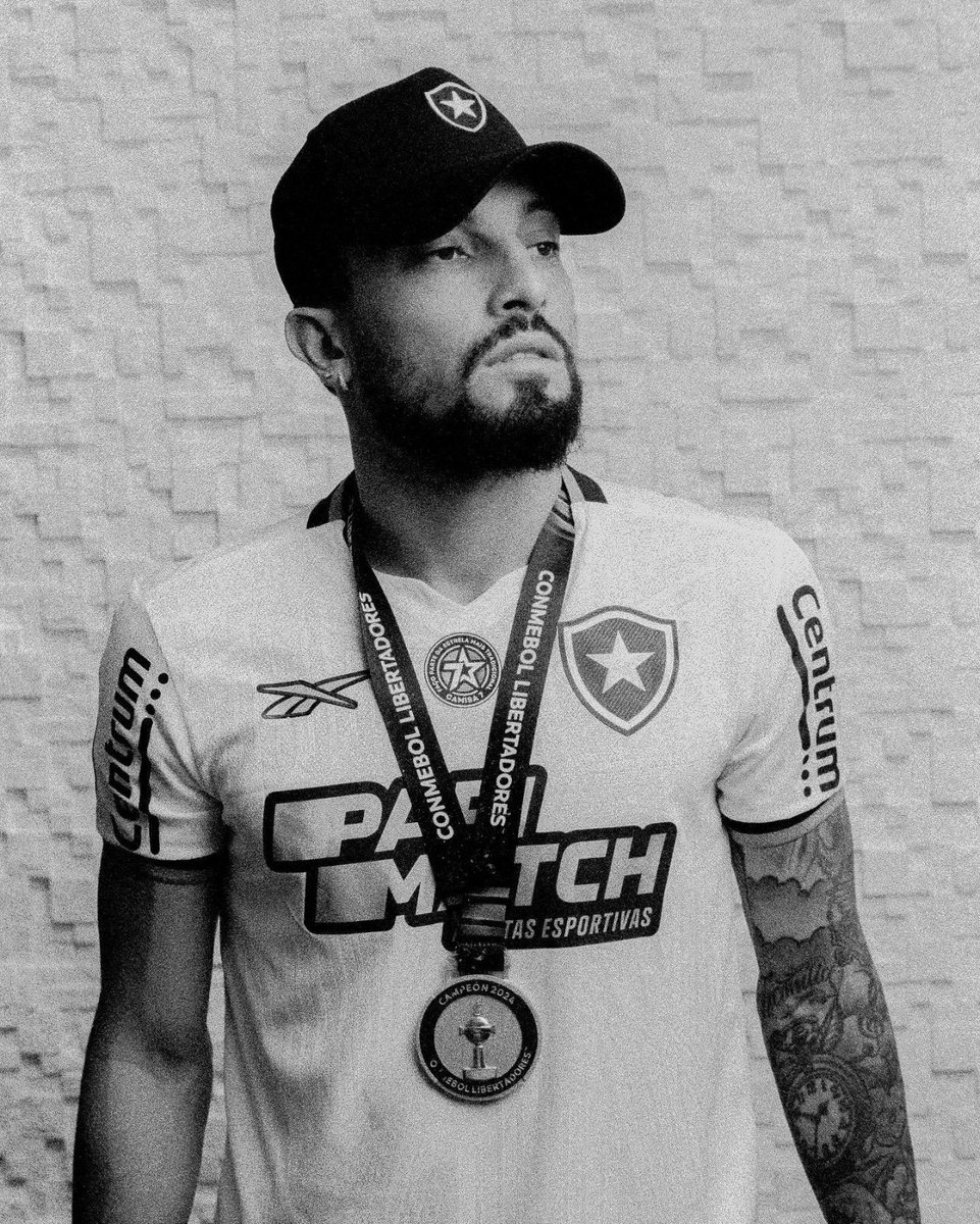 informafogo's tweet photo. Tem jogador que joga pelo clube. Tem jogador que veste a camisa. E tem jogador que entende o que ela carrega. Alex Telles entendeu.

No momento em que o Botafogo era atacado, questionado e diminuído por todos os lados, ele não se escondeu. Foi pra frente das câmeras e defendeu o clube como se defende algo que é seu: “É uma falta de respeito o que falam do Botafogo e a história que tem no futebol mundial. O Brasil tem muitos títulos graças ao Botafogo. A gente é um dos que ficam pra mostrar que o Botafogo é gigante e a gente vai fazer de tudo por essa camisa.”

E ele ficou.

Poderia ter escolhido outro caminho. Poderia ter assinado um pré-contrato, escutado propostas e pensado apenas no próximo passo da carreira. Não fez. Foi sincero, respeitou o clube, respeitou o torcedor e mostrou nas atitudes o que sempre deixou claro nas palavras: entende o tamanho do Botafogo.

Alex Telles não precisou nascer botafoguense para sentir o peso da Estrela Solitária. Chegou, conheceu essa torcida, vestiu essa camisa e tratou o clube como gigante. Como deve ser.

É campeão. É decisivo. É craque. É líder. Mas, acima de tudo, é um jogador que escolheu estar aqui.

Hoje, renova seu vínculo com o Glorioso. E algumas assinaturas valem muito mais do que um contrato. Representam respeito, identificação e compromisso.

Que bom que você fica, Alex.

Alex Telles. Camisa 13. Campeão. Líder. Ídolo do Botafogo.