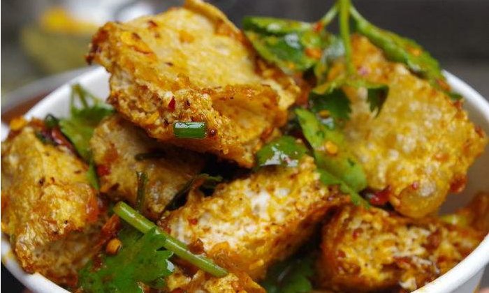 anoonniim's tweet photo. [HOT! Crispy fried stinky tofu from the street stall just hit different—garlic sauce and chili flakes on point ]， https://t.co/XpSrSSiJxH