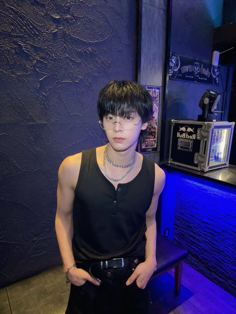 Msqt_shodai's tweet photo. 本日はメロ男ライブありがとうございました！
今日のしょうだいどうでしたかー！
メロかったかな？笑
人生初リムレスだったけど好評で嬉しかった！
またリムレスつけるね！
今年の夏はたっくさん思い出作ろうね！
みんなにとってもハピサマになりますように
次はライト生誕祭！絶対100人動員！
皆絶対に駆けつけてね！
僕も全力で盛り上げます！お楽しみに