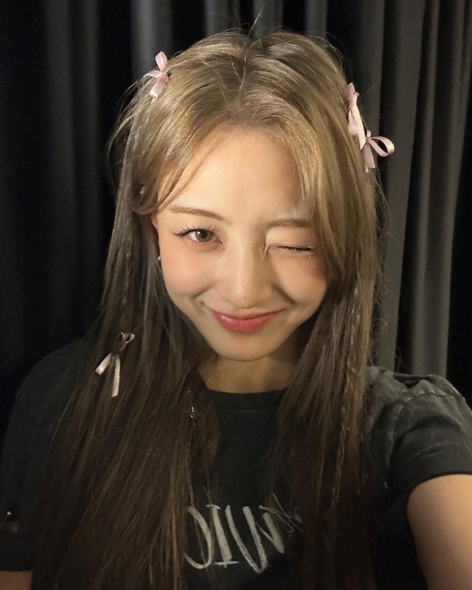 parkseoyeonpic's tweet photo. This is literally her little sister ):
#TUIDE #튜이드 #SEOYEON #서연 https://t.co/ST3nzgHABl
