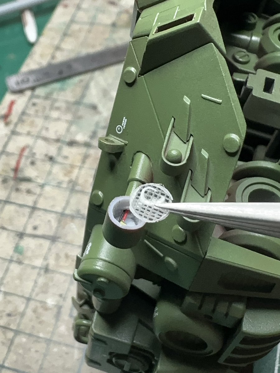 SM_gensan's tweet photo. 発注したデカールが
着くまでライト仕上げ中♪
透明プラ板にケガキして
パンチで抜いてレジンを
盛ってレンズカットの有る
ヘッドライト。
 #カノントータス
#ゾイド 
#コトブキヤ https://t.co/jiZFp8SiDA