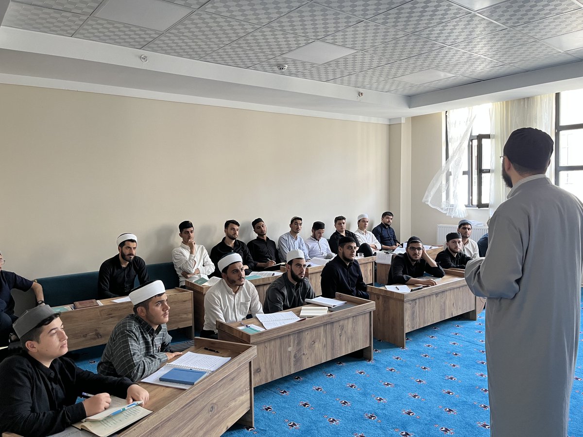nizamiyeihtisas's tweet photo. Erzurum Nizamiye Kelâm ve Usûl İhtisası olarak düzenlediğimiz yaz kampı, farklı beldelerden gelen ilim taliplerinin katılımıyla başladı.  

Kamp boyunca Kelâm ve Usûl-i Fıkıh ilimlerinin temel meselelerini ele alarak katılımcılara bu ilimlere nitelikli bir giriş sunmayı hedefliyoruz.  

Allah Teâlâ’dan niyazımız, bu ilmî birlikteliği hayırlara vesile kılması ve bizleri ilmiyle âmil kullarından eylemesidir.
