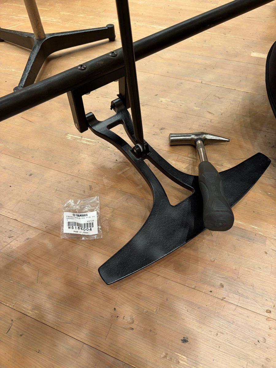 osanaikikaku's tweet photo. コンクールで楽器の移動が多いシーズンは事故も多い。楽器壊れて1週間後に本番⁉︎…パーツリスト見て部品発注→届くの待つ→やりかけの修理を徹夜で仕上げて緊急出動、、私が壊れそう。
これからメーカーはお盆休みにはいります（パーツはすぐには手に入りません）打楽器の移動はくれぐれも慎重に！ https://t.co/d4asPbXINb