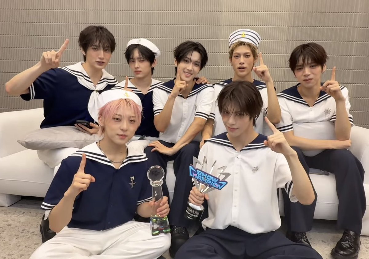 whatheseop's tweet photo. 2관왕 누에라 !!! 🥹💓 https://t.co/bkJaOAPvzC
