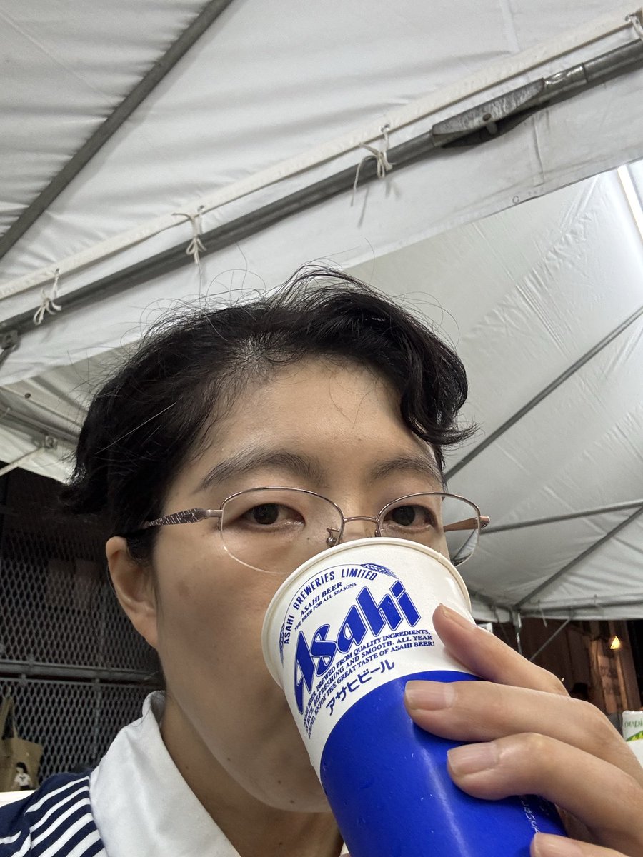 beppin728's tweet photo. 今日と明日は ✨盆おどり大会

キレイにヘアーアップできたわ〜💕

地域の踊り手として
お揃いの浴衣着て 櫓の上で
今日は ♬河内音頭♬ と ♬江州音頭♬を

今年はいろんな曲で踊りがあり
歌謡曲も盆おどりになってるし〰️😮

踊ったあとの 生ビール🍺サイコ〰️
おいし〜い💕 https://t.co/1AhDmEKVqq
