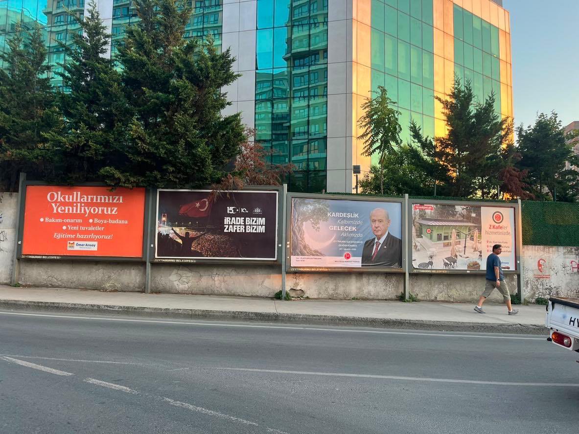 mhp_zeytinburnu's tweet photo. Zeytinburnu’muzun dört bir yanındaki billboardlarda yerimizi aldık; tüm hemşehrilerimizi ve gönüldaşlarımızı Olağan İlçe Kongremize davet ediyoruz.

Birlik ve beraberliğimizden aldığımız güçle, Zeytinburnu için ilk günkü aşkla çalışmaya devam ediyoruz. Tüm komşularımızı bu kutlu şölende aramızda görmekten onur duyarız.

Zeytinburnu ile buluşuyor, Zeytinburnulularla kucaklaşıyoruz.

📍 Tarih: 9 Ağustos Pazar
🕙 Saat: 10.00
📌 Yer: Platform Zeytinburnu

Mustafa SÖNMEZOĞLU
MHP Zeytinburnu İlçe Başkanı