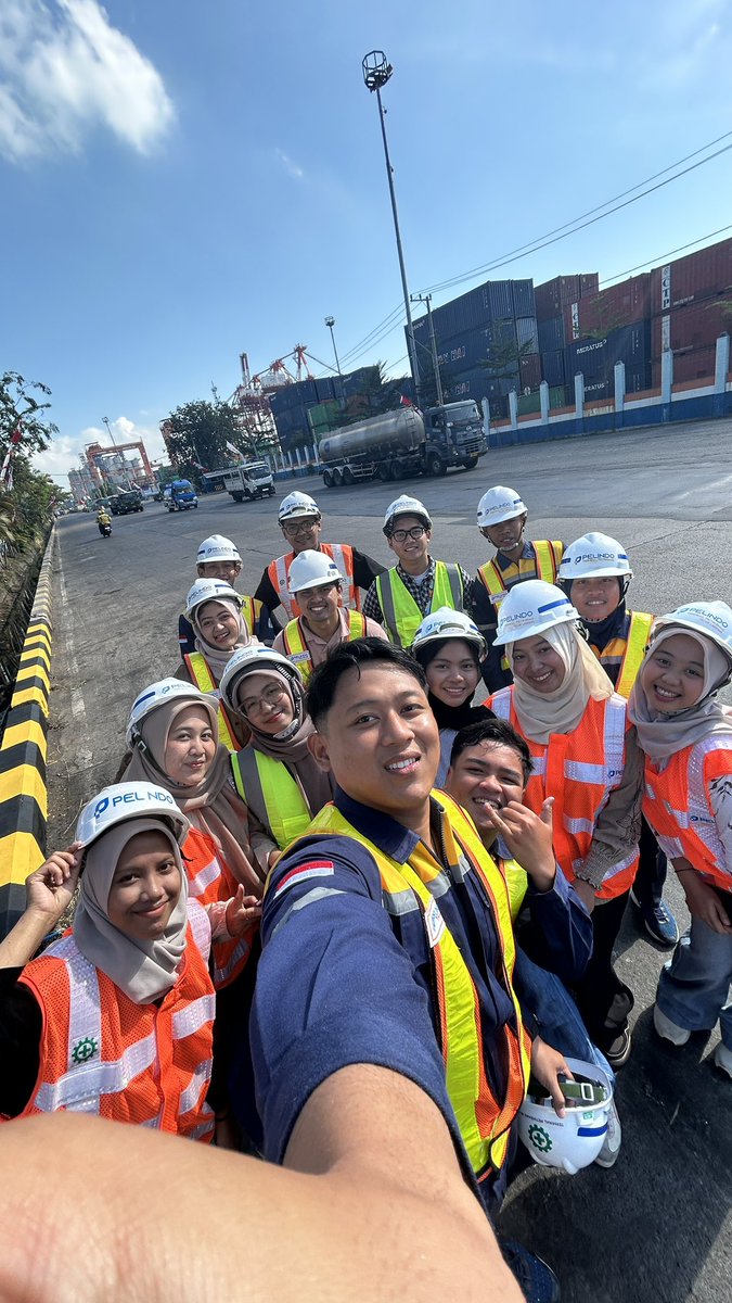 unnieeque's tweet photo. magang di sini bener” ketemu sama temen super duper pinter”🥹 https://t.co/AOKdPqzeO6