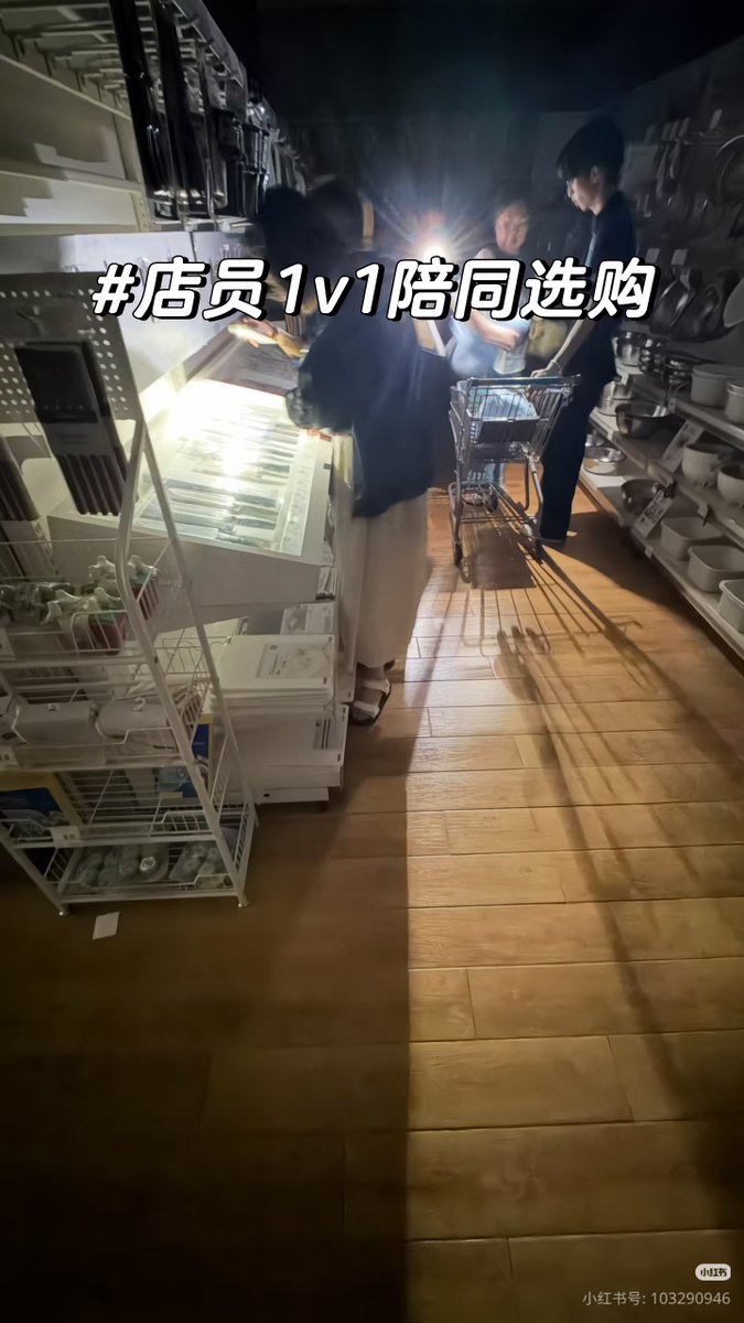 kennkenn123456's tweet photo. 无锡的nitori火了。起因是商场老板当初低价请nitori入驻现在想毁约不租了又不想赔违约金，于是玩中式阴招给nitori断电还用围挡把店围起来想逼nitori无法营业自己走人，nitori也不屈服坚持摸黑营业，并且为顾客安全安排店员打手电一对一陪同购物。大家为支持notori在店门口排起了长队。中式勇者斗恶龙 https://t.co/vcvHKhpIoL