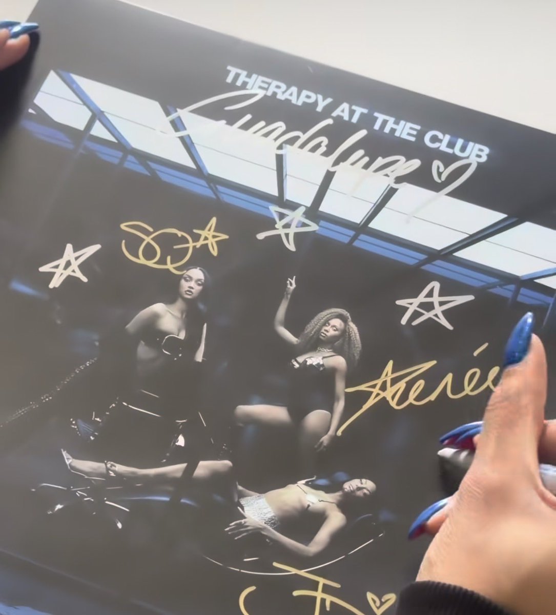 Kellyemmapop's tweet photo. @cynthiapickles @yaoistal @EnigmAxel_ @flolikethis @amazonmusic @AmazonMusicUK The messages are written after they’ve signed the stack of vinyls https://t.co/ZbRpJxhal0
