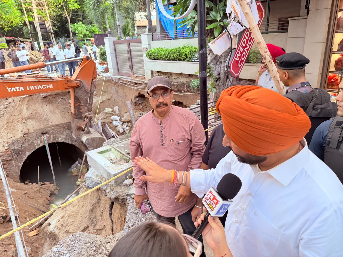 RavneetBittu's tweet photo. Visited Kitchlu Nagar in Ludhiana today and witnessed a new 'wonder' of the local administration's failure. This massive and deep crater, formed in the road due to heavy rains, is a direct testament to a hollow system and substandard work. This blatant disregard for public safety and human lives will not be tolerated.