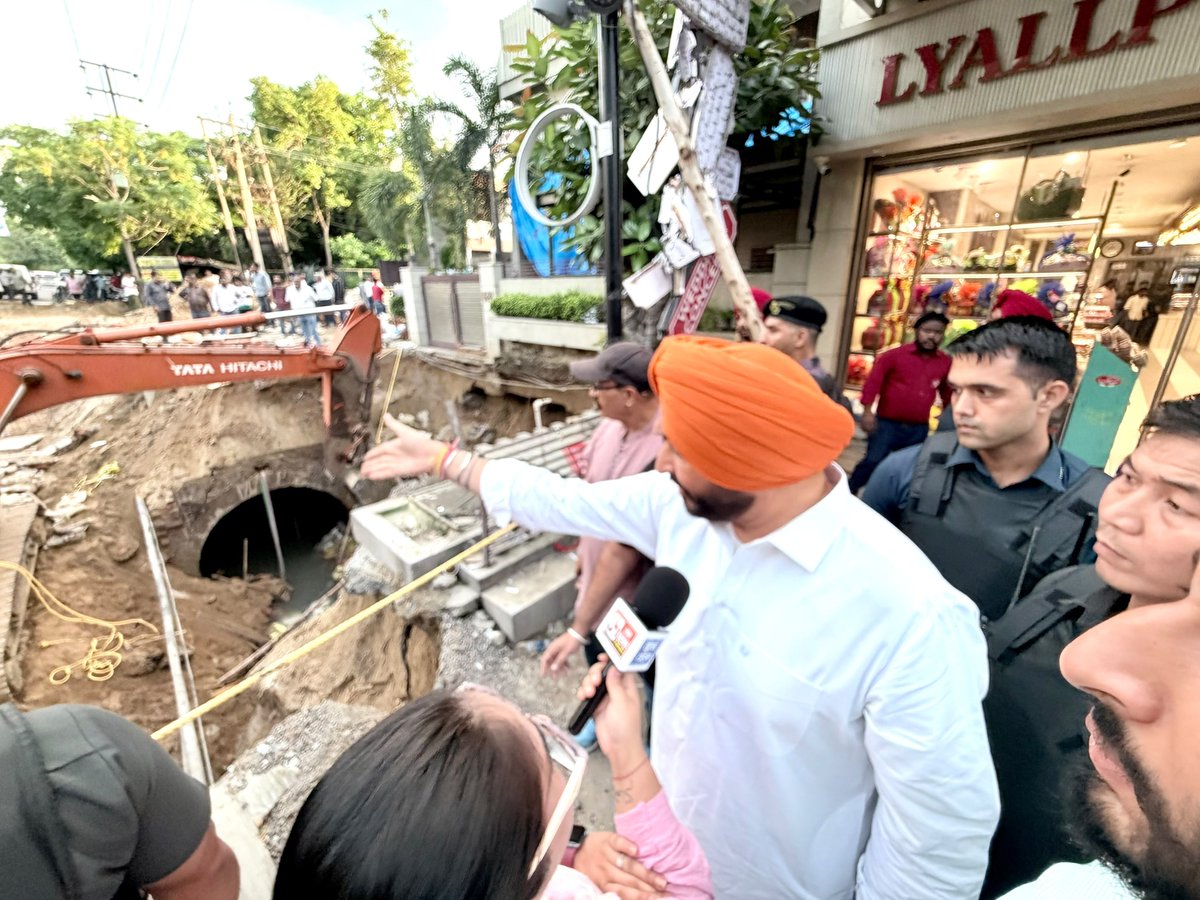 RavneetBittu's tweet photo. Visited Kitchlu Nagar in Ludhiana today and witnessed a new 'wonder' of the local administration's failure. This massive and deep crater, formed in the road due to heavy rains, is a direct testament to a hollow system and substandard work. This blatant disregard for public safety and human lives will not be tolerated.