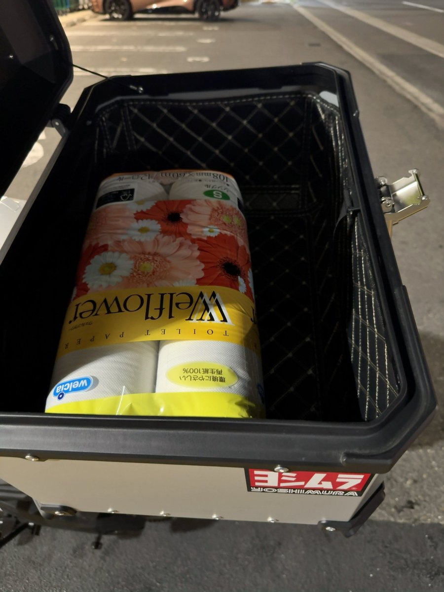 SHO_BOV's tweet photo. バイクに箱つけてて良かったと思う瞬間、トイレットペーパー買っても余裕で帰れる時。 https://t.co/bwqn00u68V