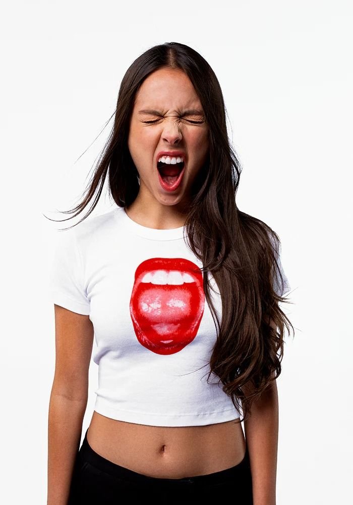 yumiaesthe's tweet photo. Olivia Rodrigo matching the energy of her own shirt. https://t.co/QvnCtiwYPs