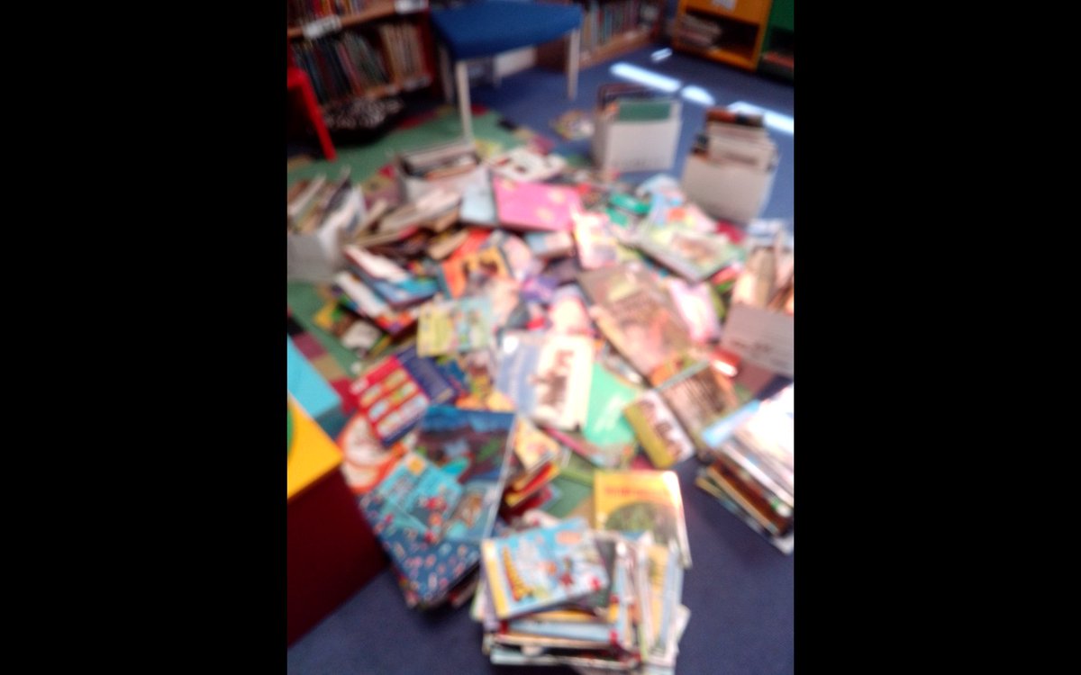 HelenByles's tweet photo. Been busy in the library
From this mess .... To all neat and tidy https://t.co/5SQYykqLEk